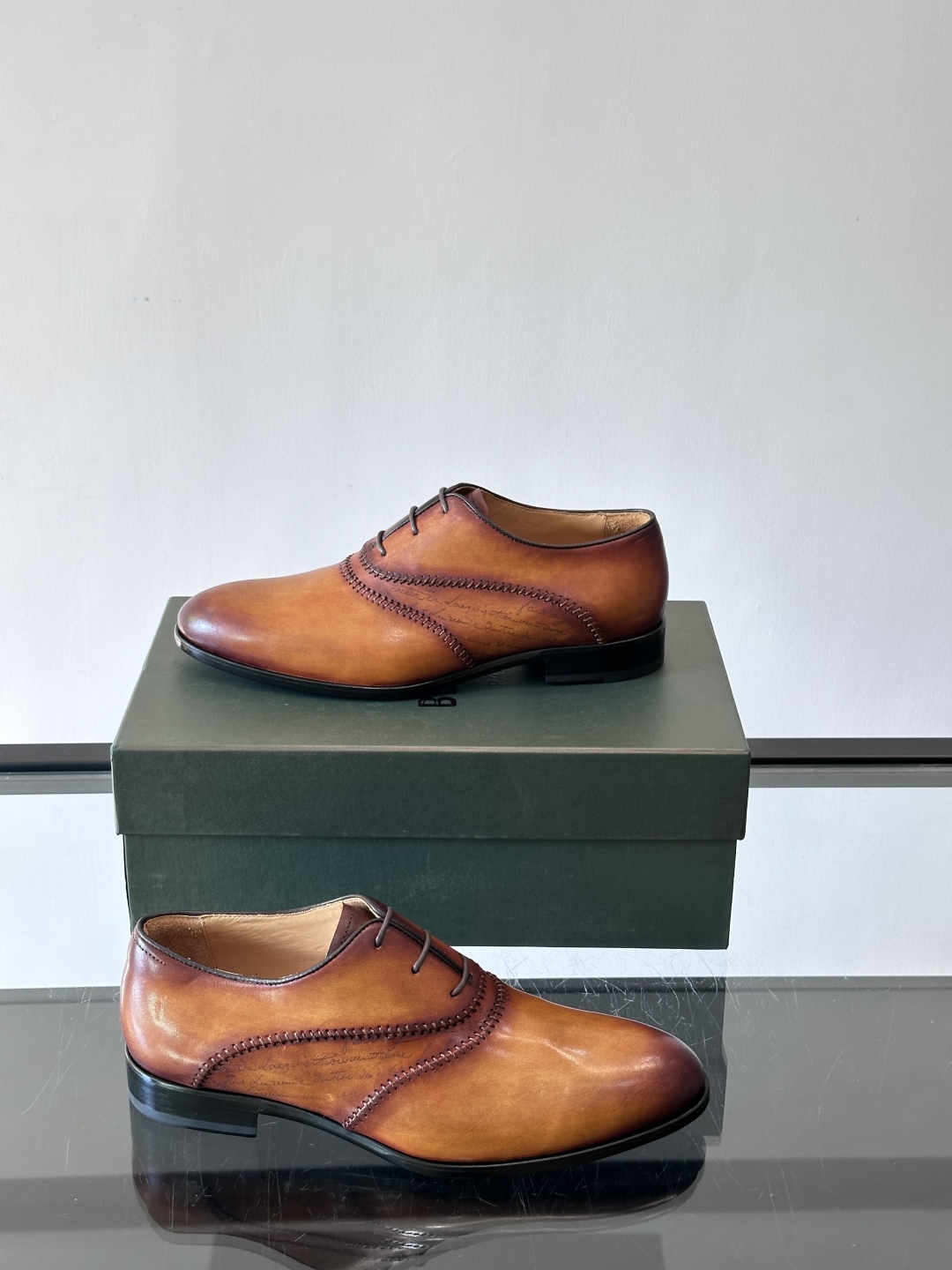 Berluti/布鲁提高端真皮大底正装皮鞋，采用进口牛皮鞋面 柔软有型，手工改色工艺，低调奢华气质，舒适