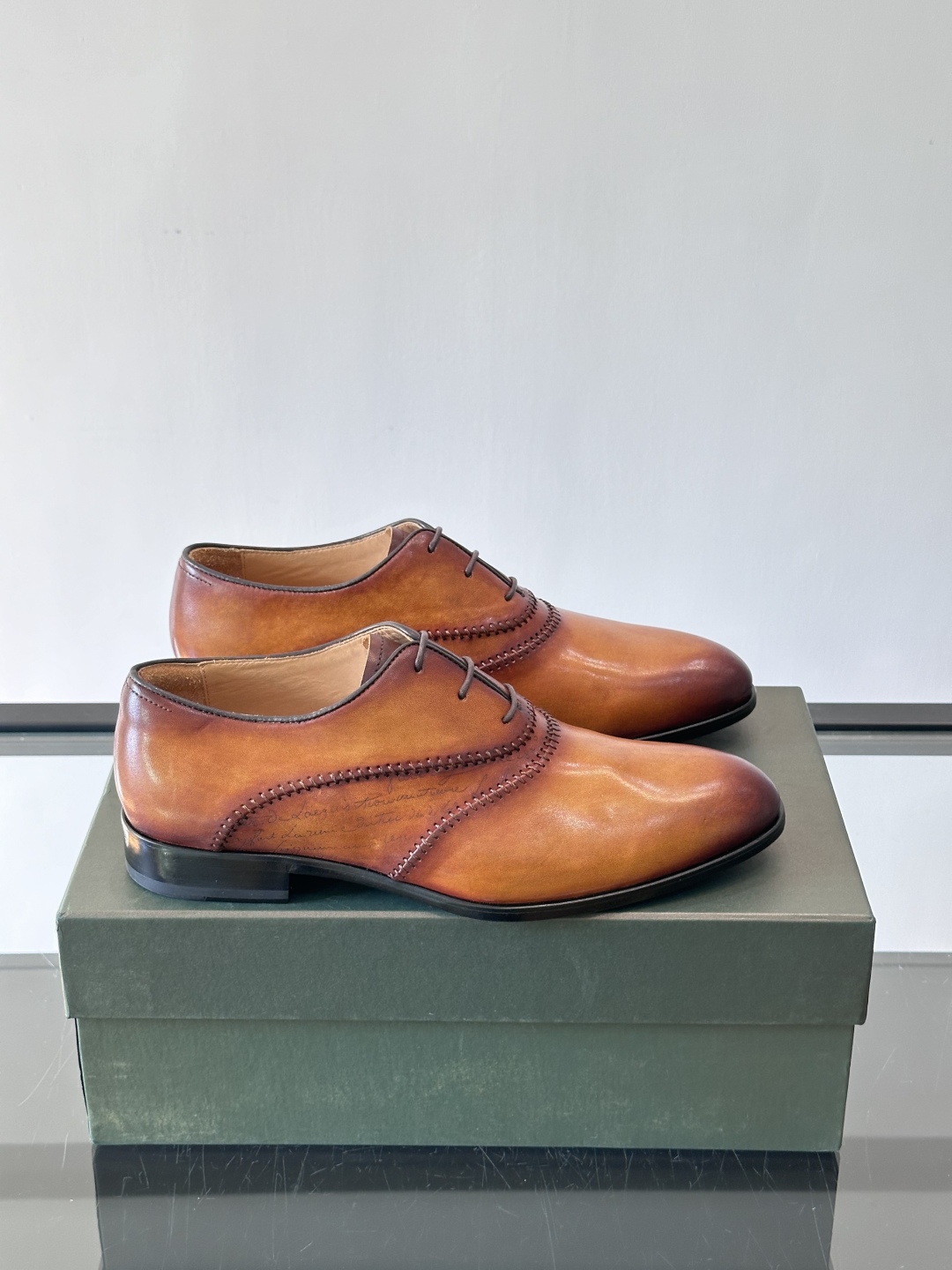 Berluti/布鲁提高端真皮大底正装皮鞋，采用进口牛皮鞋面 柔软有型，手工改色工艺，低调奢华气质，舒适