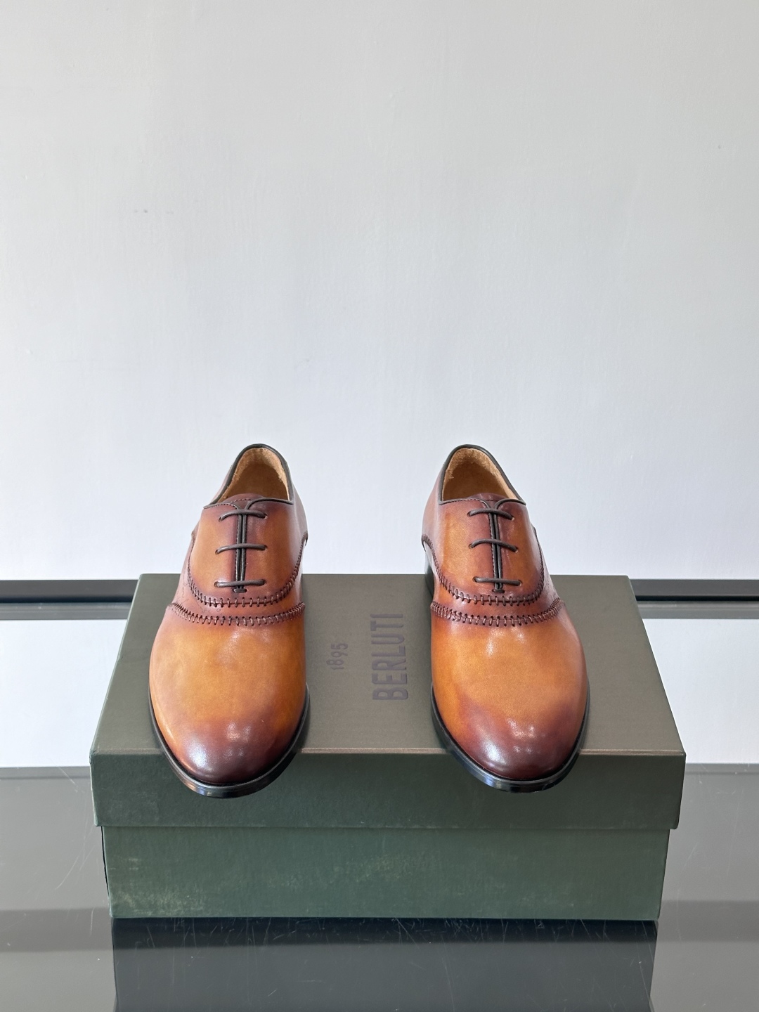 Berluti/布鲁提高端真皮大底正装皮鞋，采用进口牛皮鞋面 柔软有型，手工改色工艺，低调奢华气质，舒适
