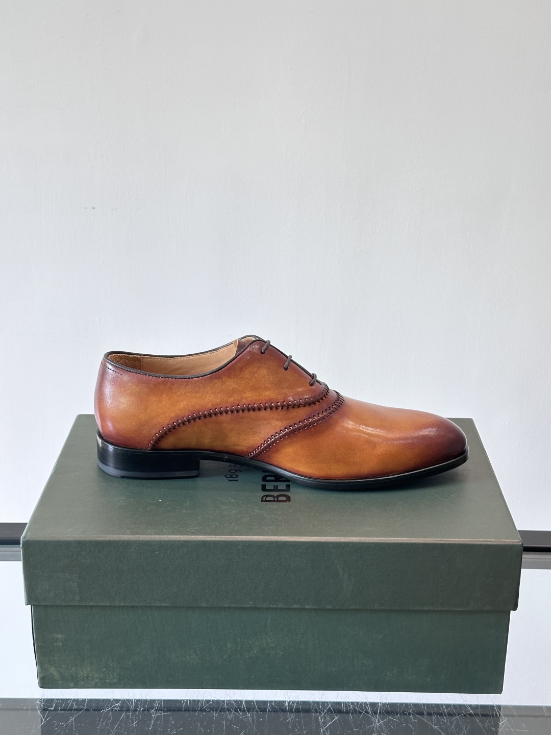 Berluti/布鲁提高端真皮大底正装皮鞋，采用进口牛皮鞋面 柔软有型，手工改色工艺，低调奢华气质，舒适