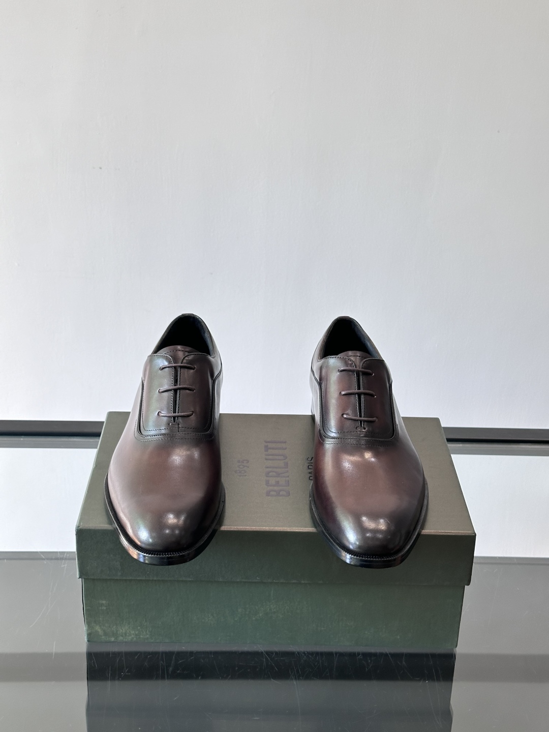 Berluti/布鲁提高端真皮大底正装皮鞋，采用进口牛皮鞋面 柔软有型，手工改色工艺，低调奢华气质，舒适