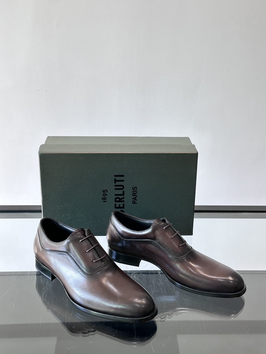 Berluti/布鲁提高端真皮大底正装皮鞋，采用进口牛皮鞋面 柔软有型，手工改色工艺，低调奢华气质，舒适
