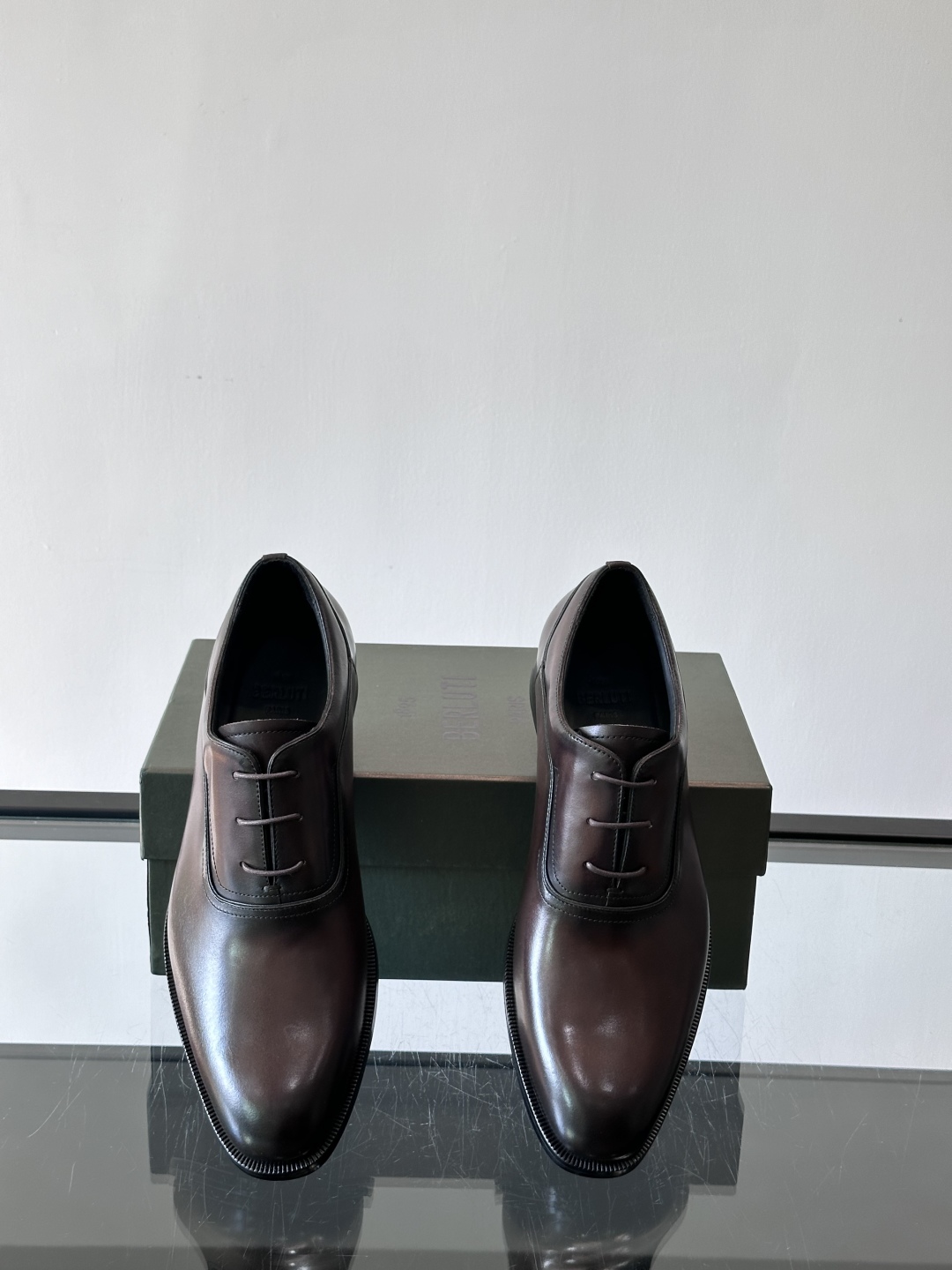 Berluti/布鲁提高端真皮大底正装皮鞋，采用进口牛皮鞋面 柔软有型，手工改色工艺，低调奢华气质，舒适