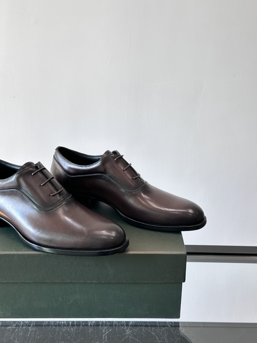 Berluti/布鲁提高端真皮大底正装皮鞋，采用进口牛皮鞋面 柔软有型，手工改色工艺，低调奢华气质，舒适