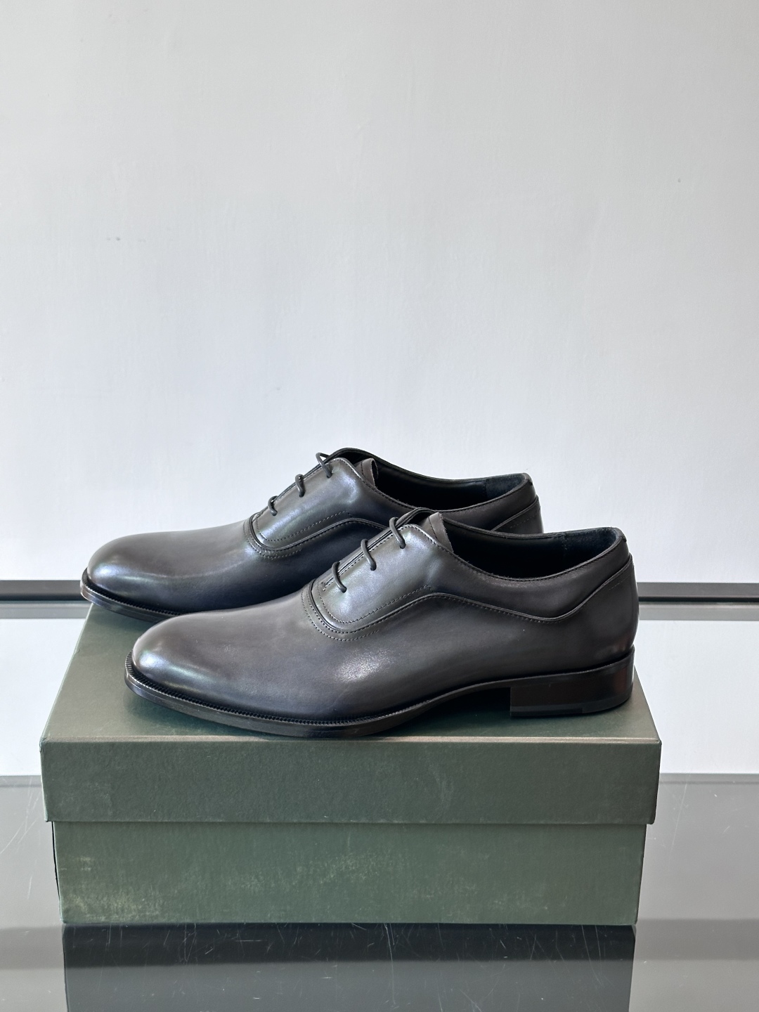 Berluti/布鲁提高端真皮大底正装皮鞋，采用进口牛皮鞋面 柔软有型，手工改色工艺，低调奢华气质，舒适
