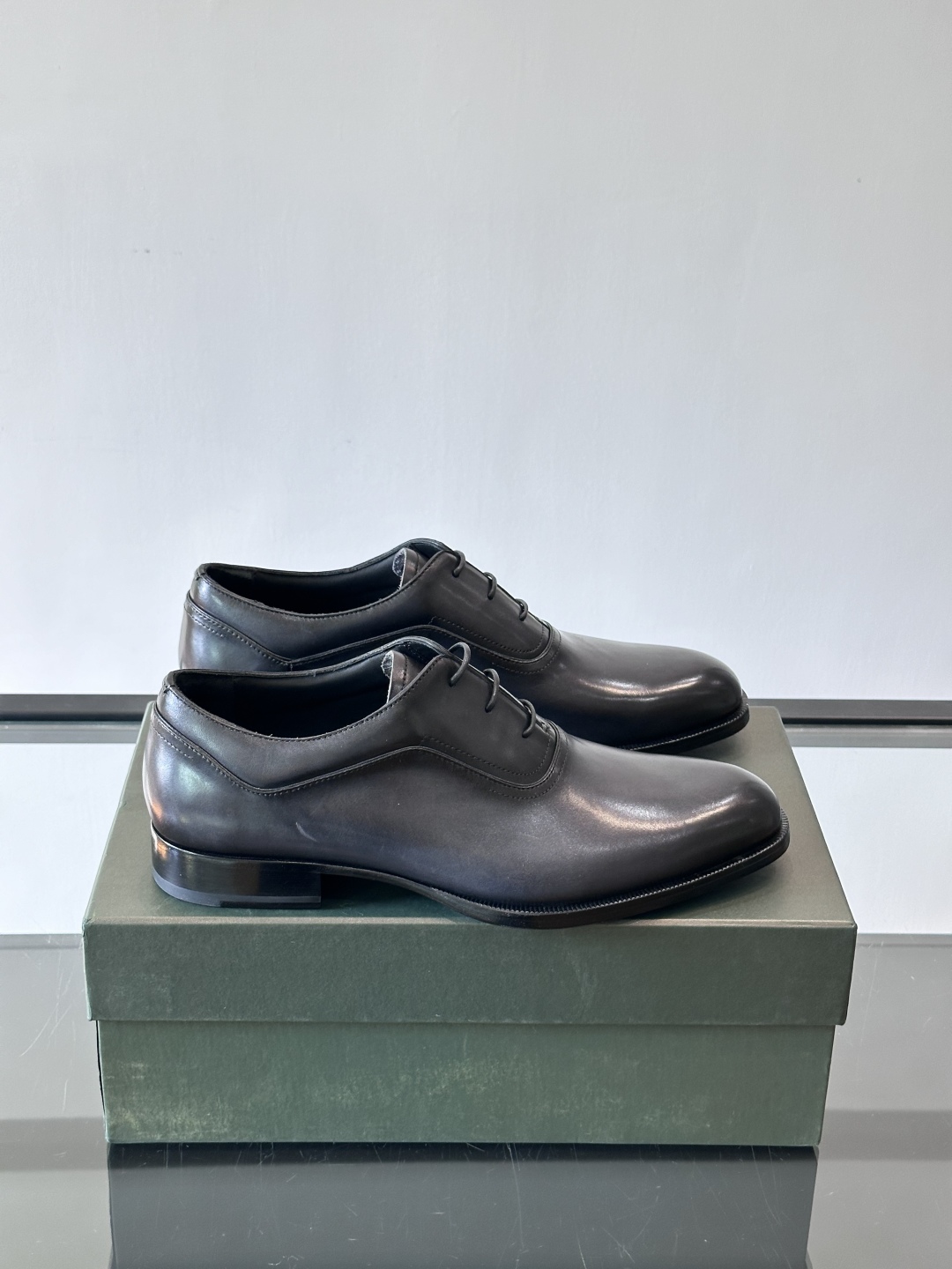 Berluti/布鲁提高端真皮大底正装皮鞋，采用进口牛皮鞋面 柔软有型，手工改色工艺，低调奢华气质，舒适