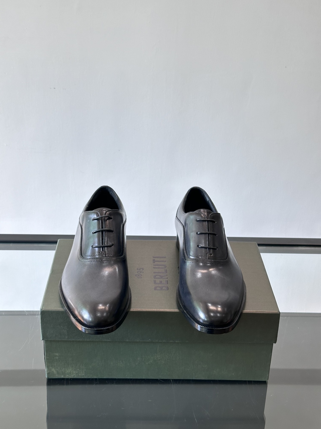 Berluti/布鲁提高端真皮大底正装皮鞋，采用进口牛皮鞋面 柔软有型，手工改色工艺，低调奢华气质，舒适