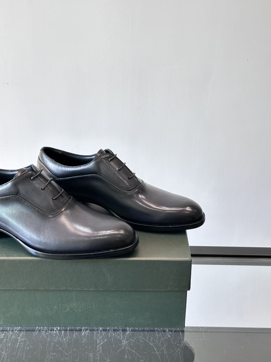Berluti/布鲁提高端真皮大底正装皮鞋，采用进口牛皮鞋面 柔软有型，手工改色工艺，低调奢华气质，舒适