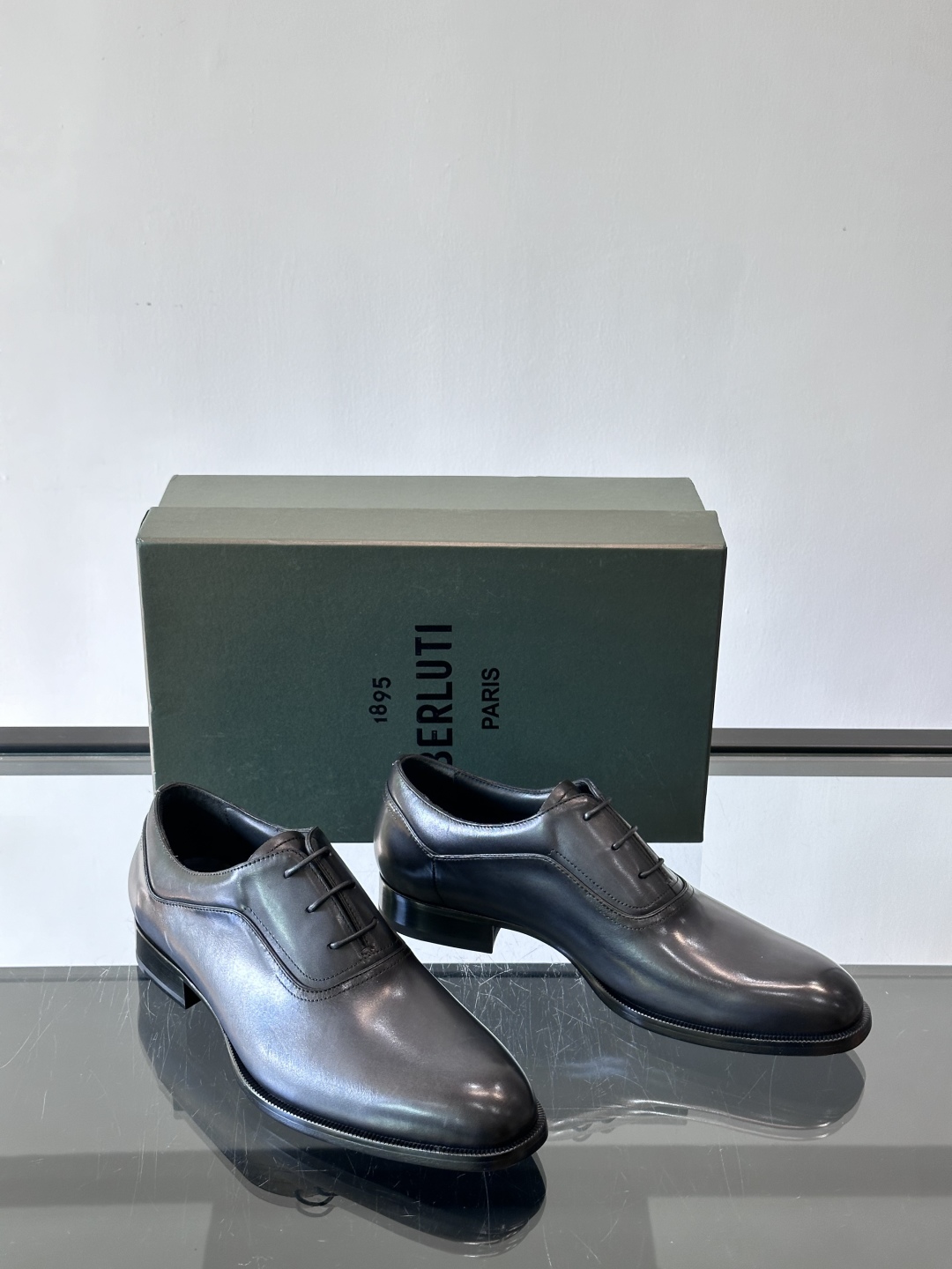 Berluti/布鲁提高端真皮大底正装皮鞋，采用进口牛皮鞋面 柔软有型，手工改色工艺，低调奢华气质，舒适