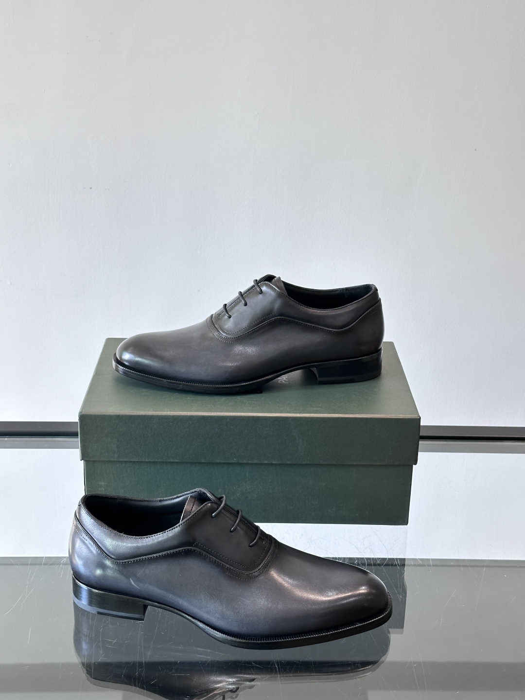 Berluti/布鲁提高端真皮大底正装皮鞋，采用进口牛皮鞋面 柔软有型，手工改色工艺，低调奢华气质，舒适