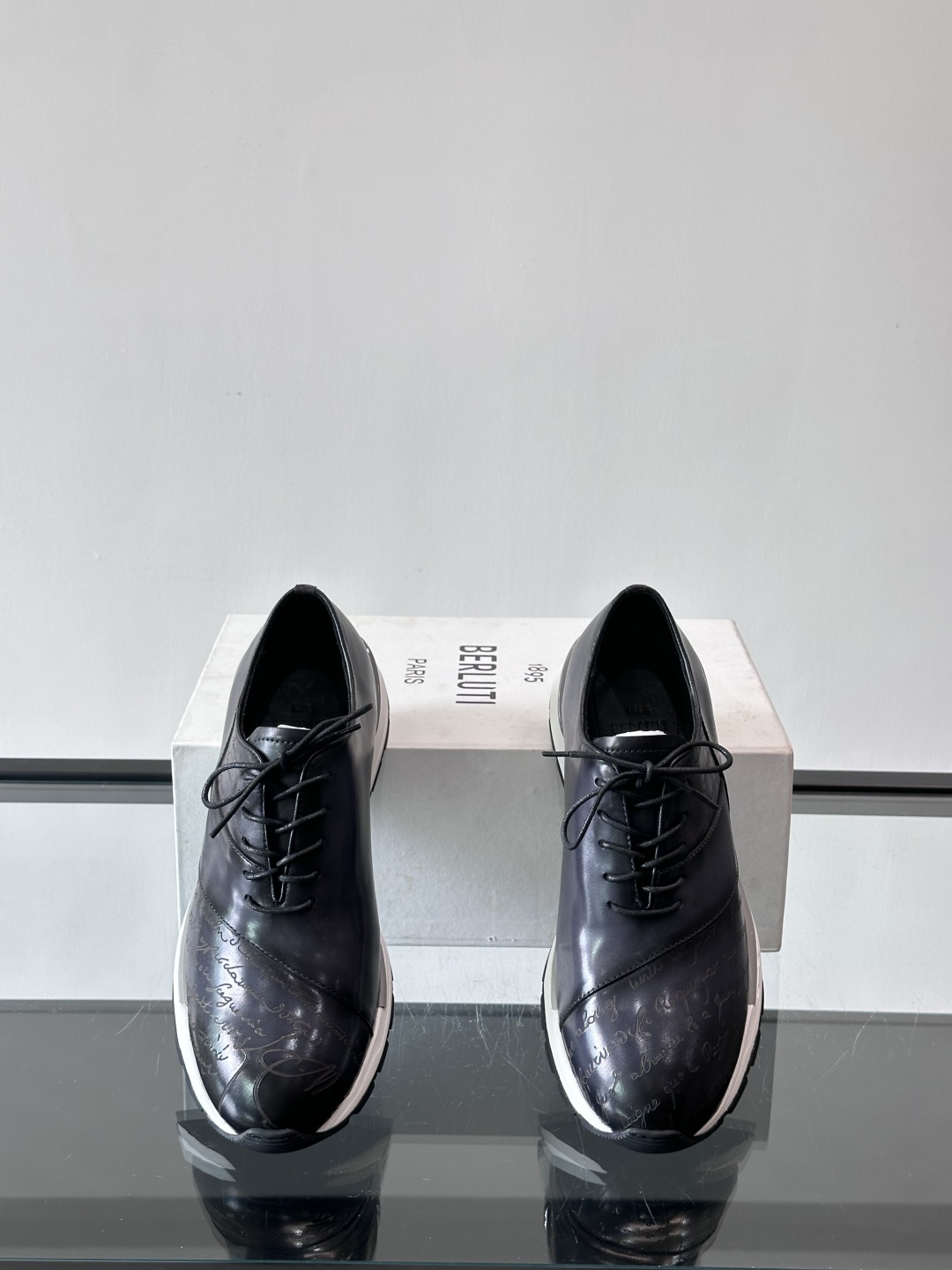 Berluti/布鲁提低帮休闲运动鞋 ，这款百搭的低帮运动鞋鞋面采用进口牛皮拼接打造，外侧饰有scrit