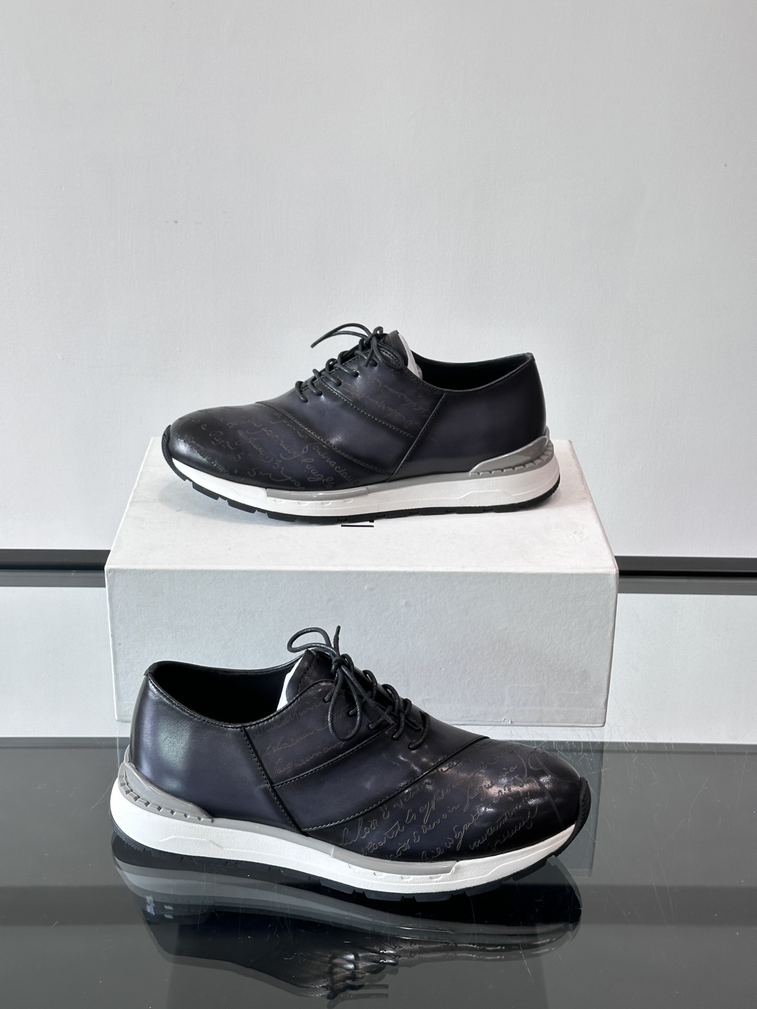 Berluti/布鲁提低帮休闲运动鞋 ，这款百搭的低帮运动鞋鞋面采用进口牛皮拼接打造，外侧饰有scrit