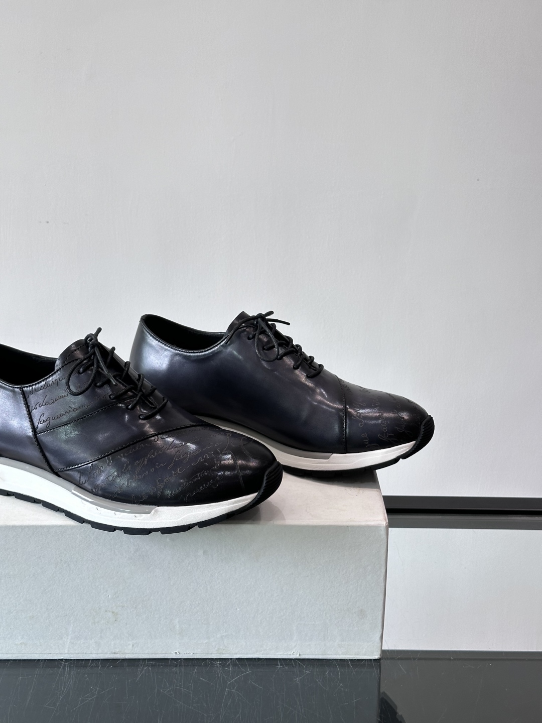 Berluti/布鲁提低帮休闲运动鞋 ，这款百搭的低帮运动鞋鞋面采用进口牛皮拼接打造，外侧饰有scrit