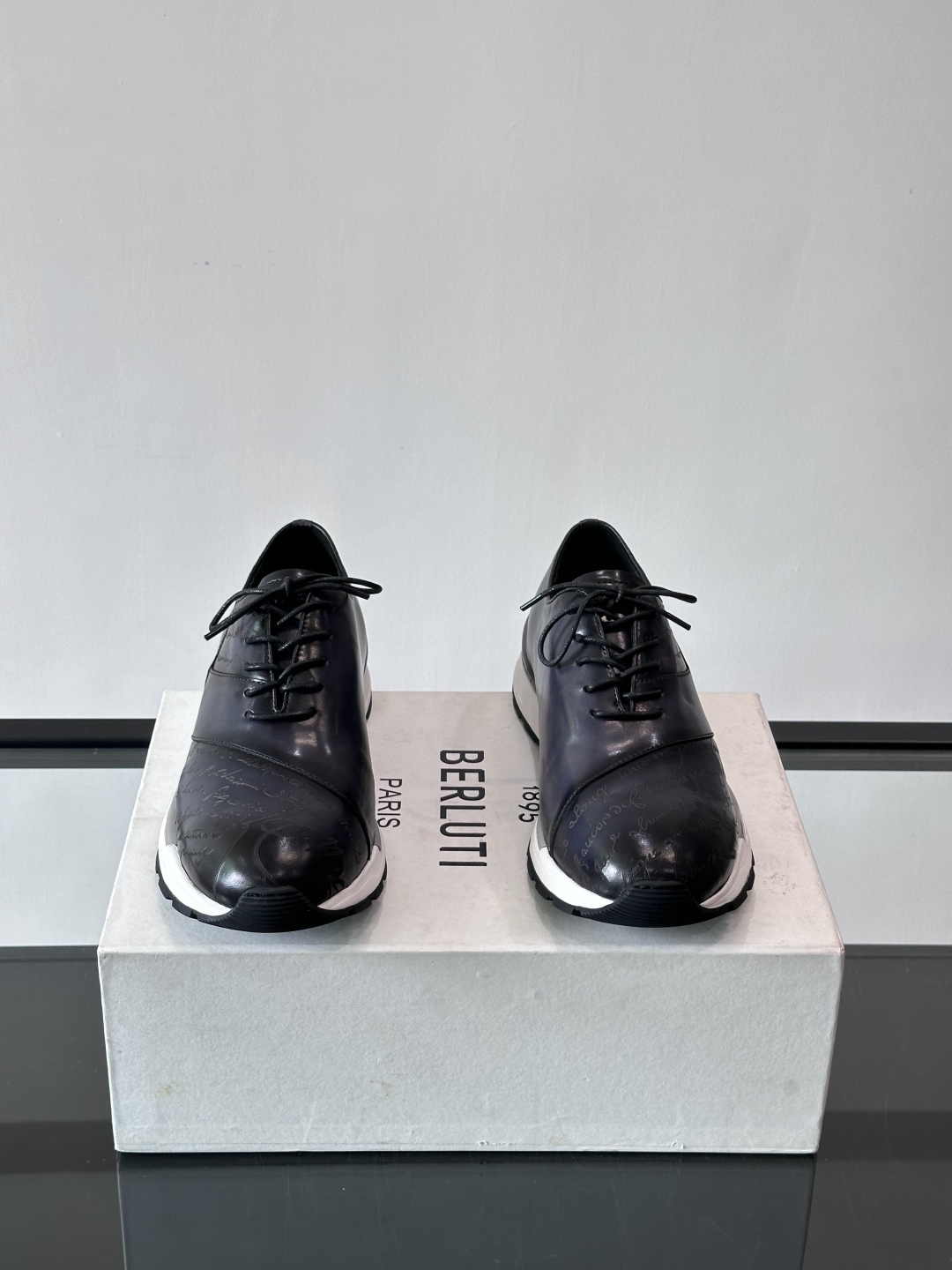 Berluti/布鲁提低帮休闲运动鞋 ，这款百搭的低帮运动鞋鞋面采用进口牛皮拼接打造，外侧饰有scrit