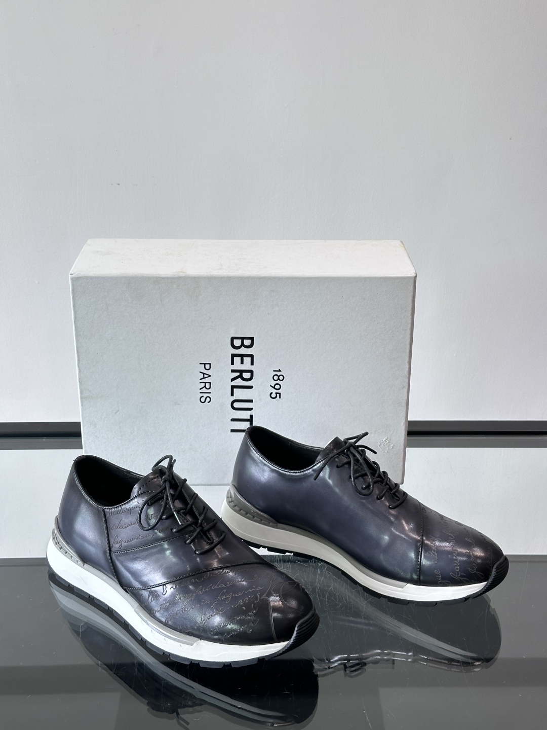 Berluti/布鲁提低帮休闲运动鞋 ，这款百搭的低帮运动鞋鞋面采用进口牛皮拼接打造，外侧饰有scrit