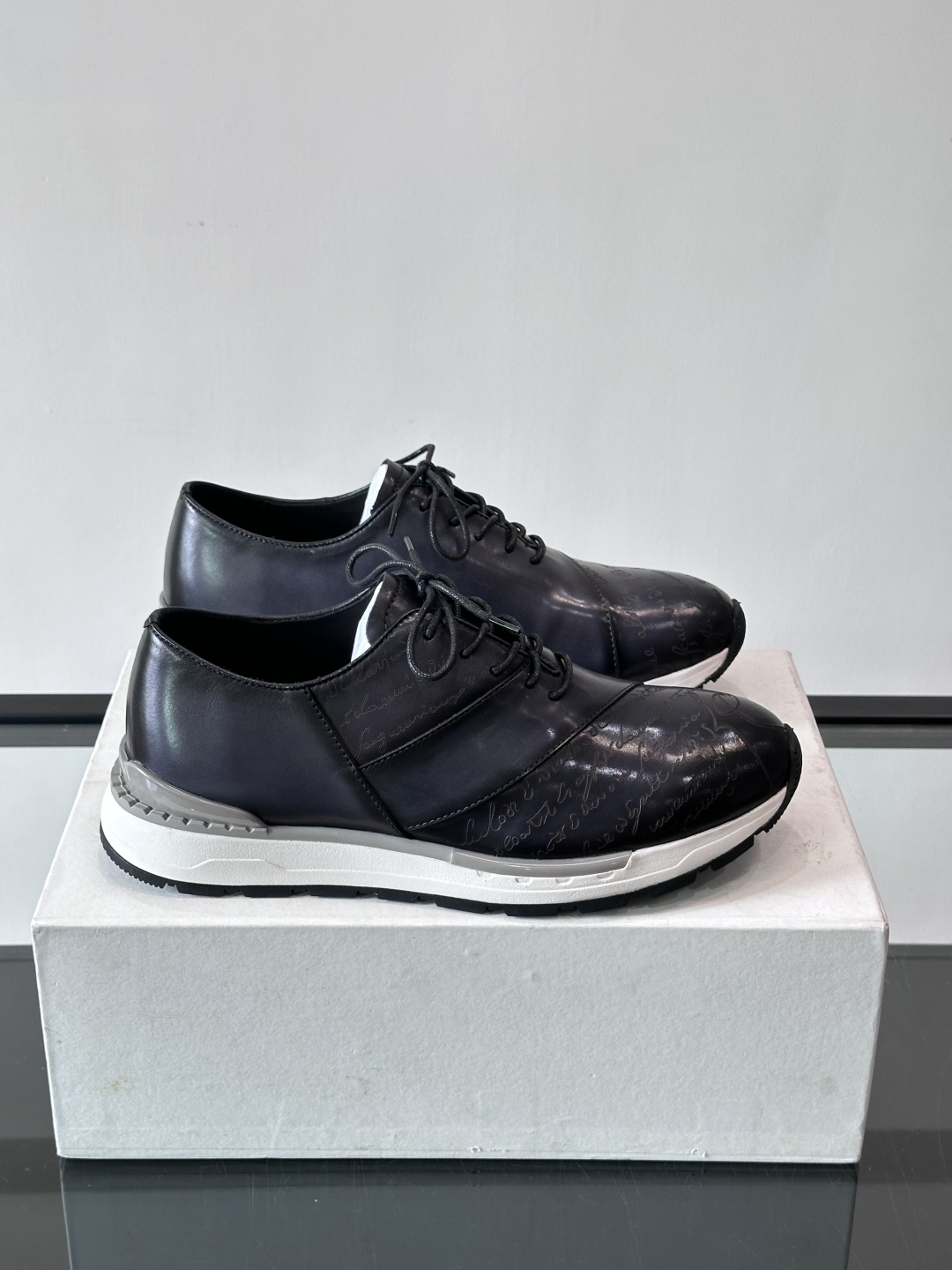 Berluti/布鲁提低帮休闲运动鞋 ，这款百搭的低帮运动鞋鞋面采用进口牛皮拼接打造，外侧饰有scrit