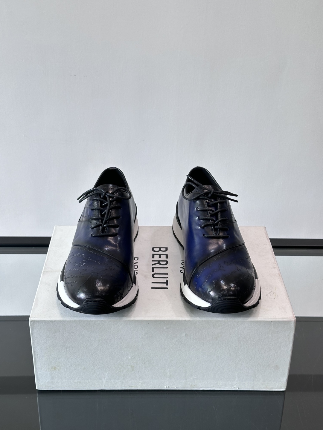 Berluti/布鲁提低帮休闲运动鞋 ，这款百搭的低帮运动鞋鞋面采用进口牛皮拼接打造，外侧饰有scrit