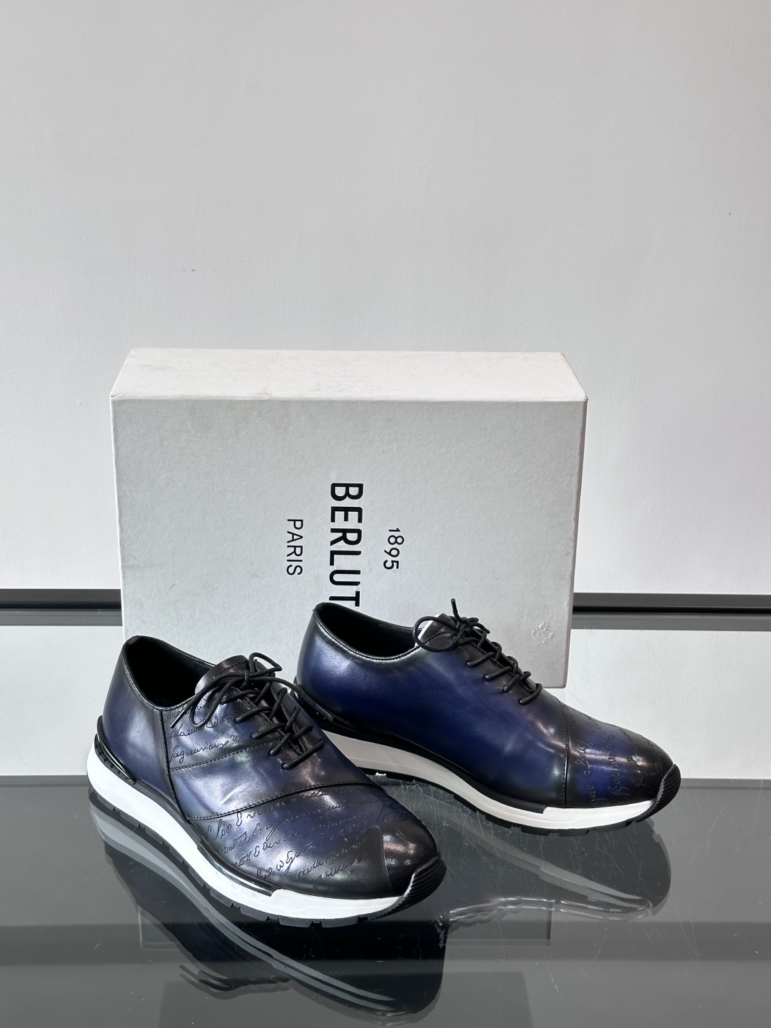Berluti/布鲁提低帮休闲运动鞋 ，这款百搭的低帮运动鞋鞋面采用进口牛皮拼接打造，外侧饰有scrit