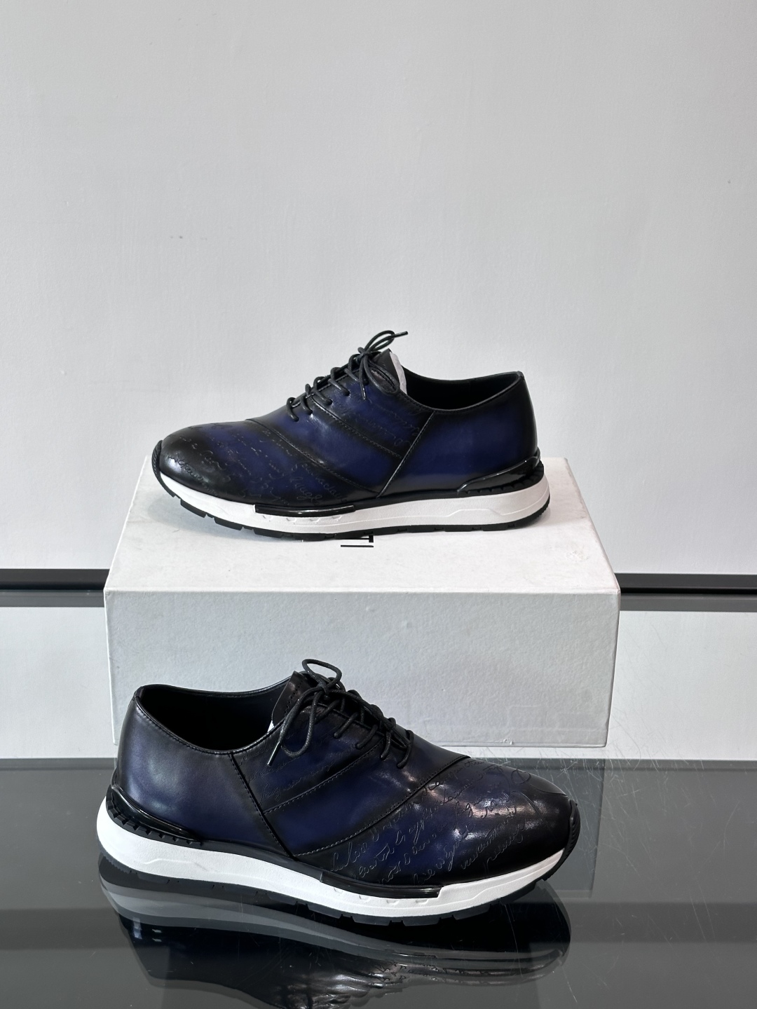 Berluti/布鲁提低帮休闲运动鞋 ，这款百搭的低帮运动鞋鞋面采用进口牛皮拼接打造，外侧饰有scrit