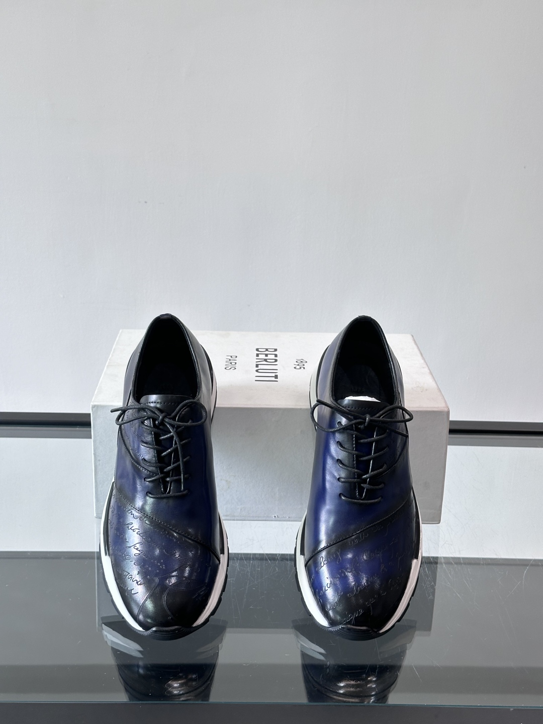 Berluti/布鲁提低帮休闲运动鞋 ，这款百搭的低帮运动鞋鞋面采用进口牛皮拼接打造，外侧饰有scrit