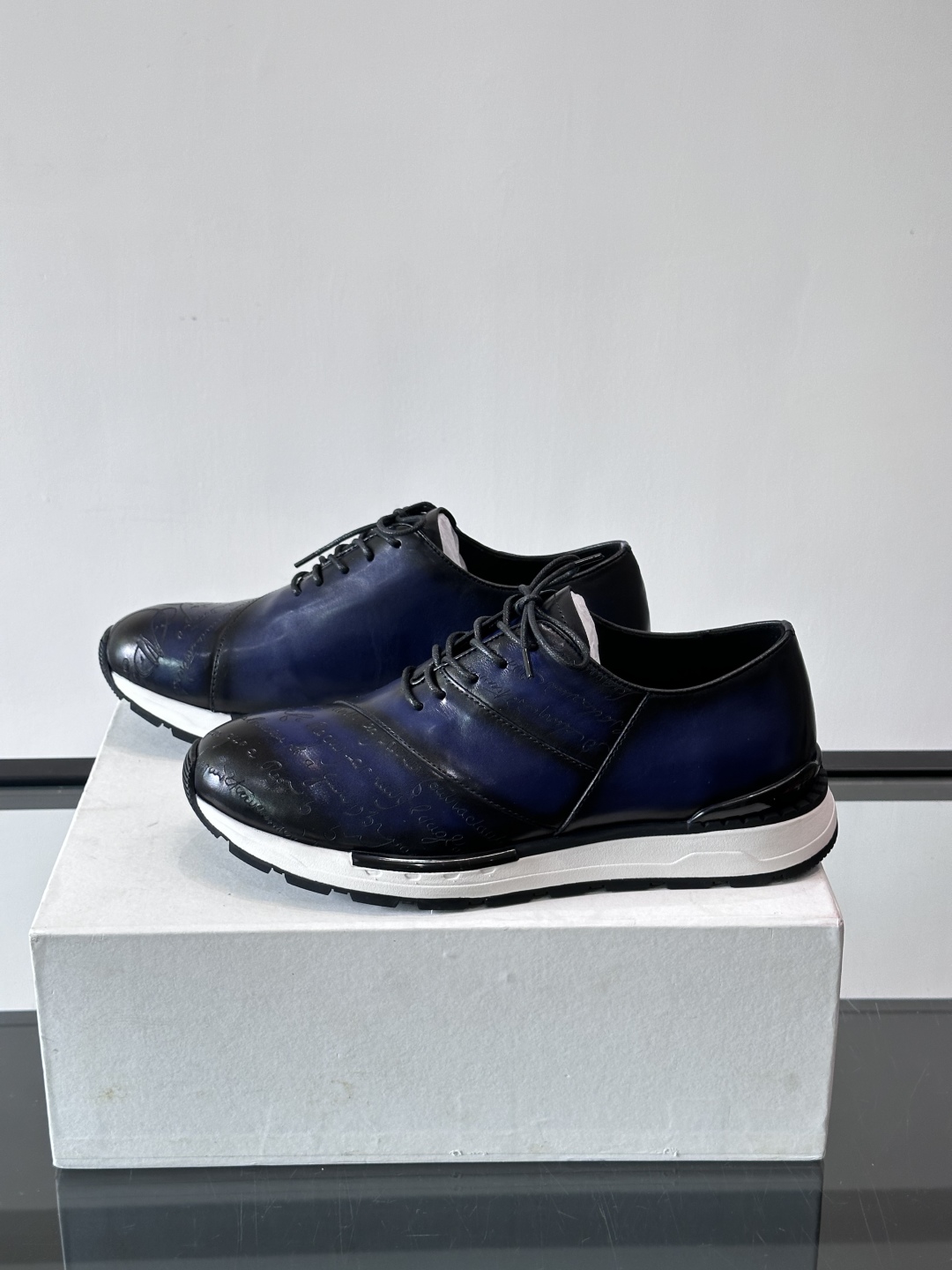 Berluti/布鲁提低帮休闲运动鞋 ，这款百搭的低帮运动鞋鞋面采用进口牛皮拼接打造，外侧饰有scrit