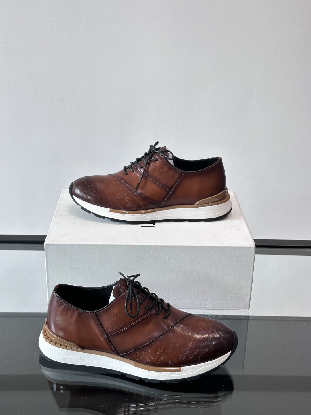 Berluti/布鲁提低帮休闲运动鞋 ，这款百搭的低帮运动鞋鞋面采用进口牛皮拼接打造，外侧饰有scrit