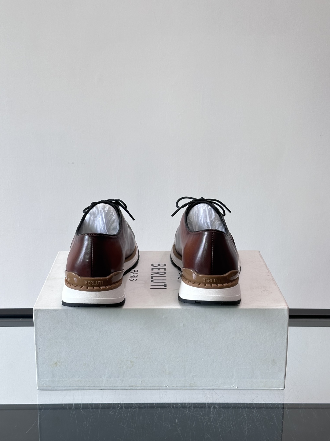 Berluti/布鲁提低帮休闲运动鞋 ，这款百搭的低帮运动鞋鞋面采用进口牛皮拼接打造，外侧饰有scrit