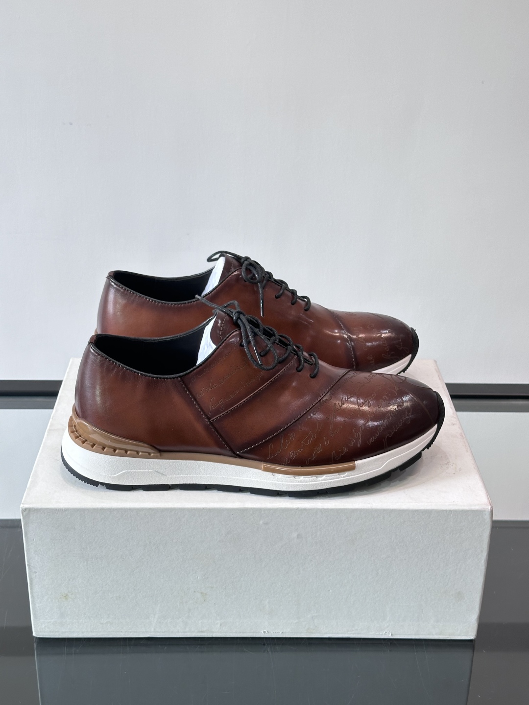 Berluti/布鲁提低帮休闲运动鞋 ，这款百搭的低帮运动鞋鞋面采用进口牛皮拼接打造，外侧饰有scrit
