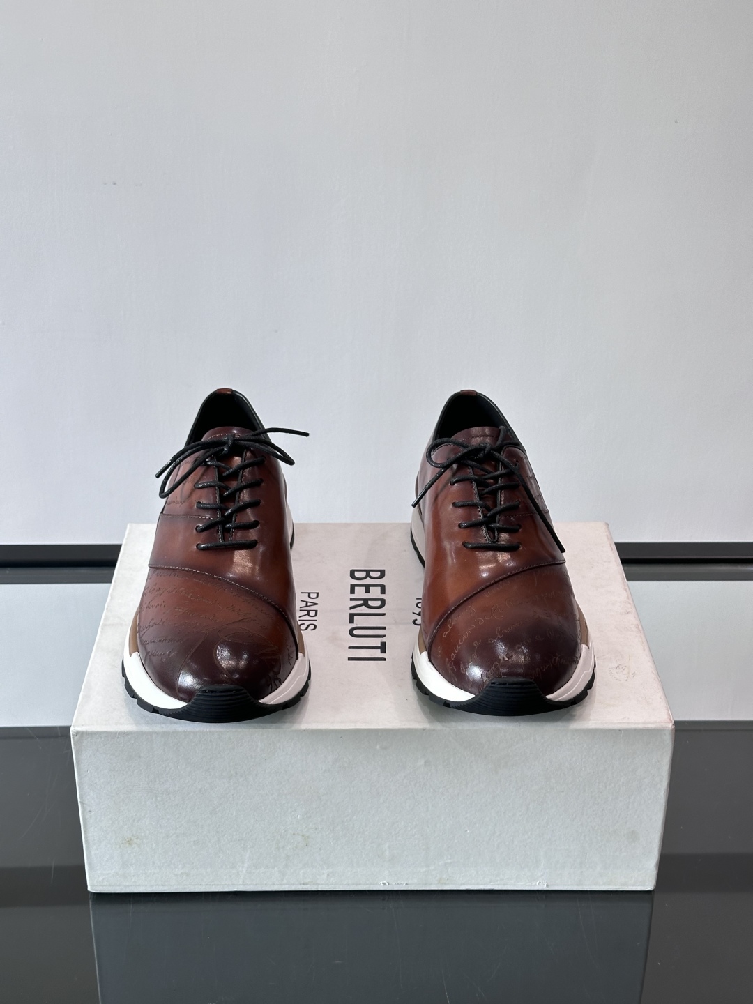 Berluti/布鲁提低帮休闲运动鞋 ，这款百搭的低帮运动鞋鞋面采用进口牛皮拼接打造，外侧饰有scrit