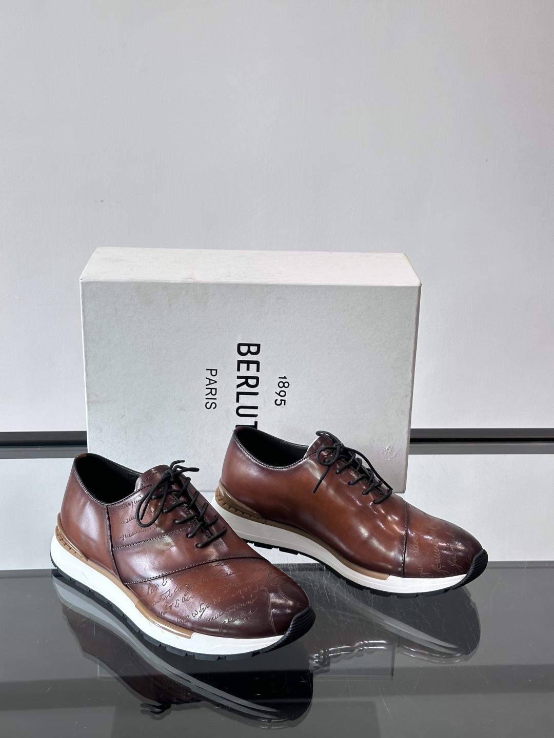 Berluti/布鲁提低帮休闲运动鞋 ，这款百搭的低帮运动鞋鞋面采用进口牛皮拼接打造，外侧饰有scrit