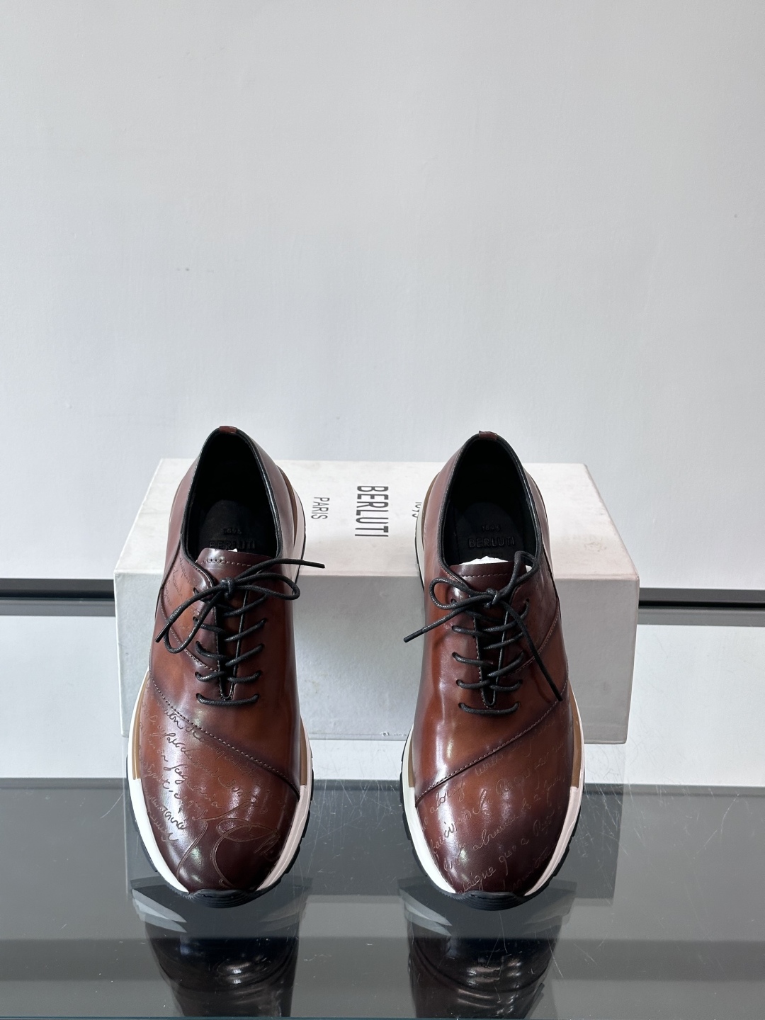 Berluti/布鲁提低帮休闲运动鞋 ，这款百搭的低帮运动鞋鞋面采用进口牛皮拼接打造，外侧饰有scrit