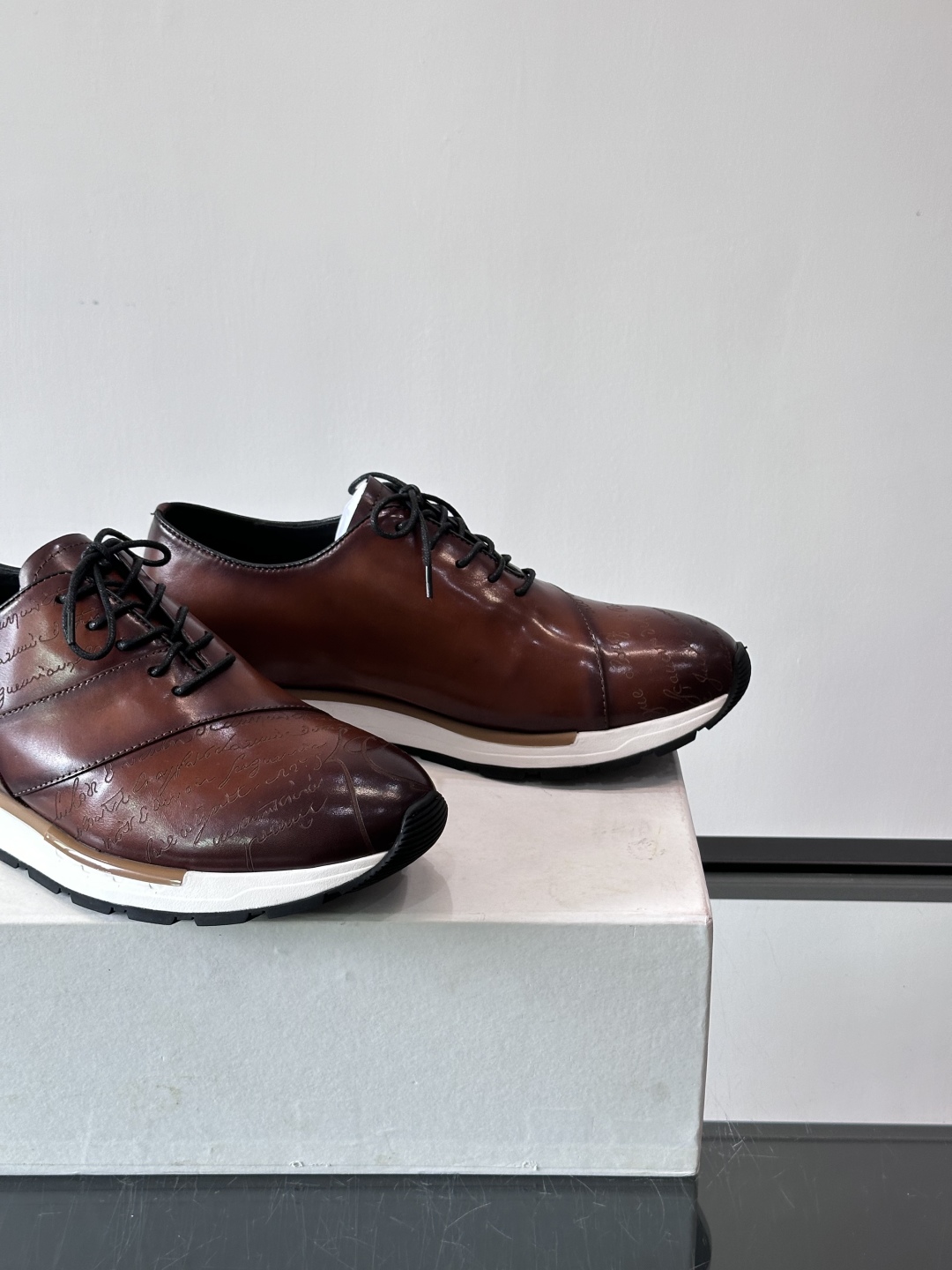 Berluti/布鲁提低帮休闲运动鞋 ，这款百搭的低帮运动鞋鞋面采用进口牛皮拼接打造，外侧饰有scrit