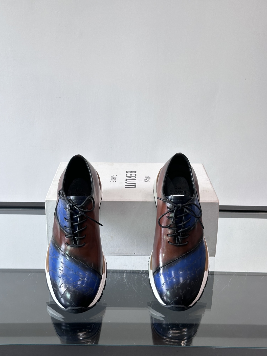 Berluti/布鲁提低帮休闲运动鞋 ，这款百搭的低帮运动鞋鞋面采用进口牛皮拼接打造，外侧饰有scrit