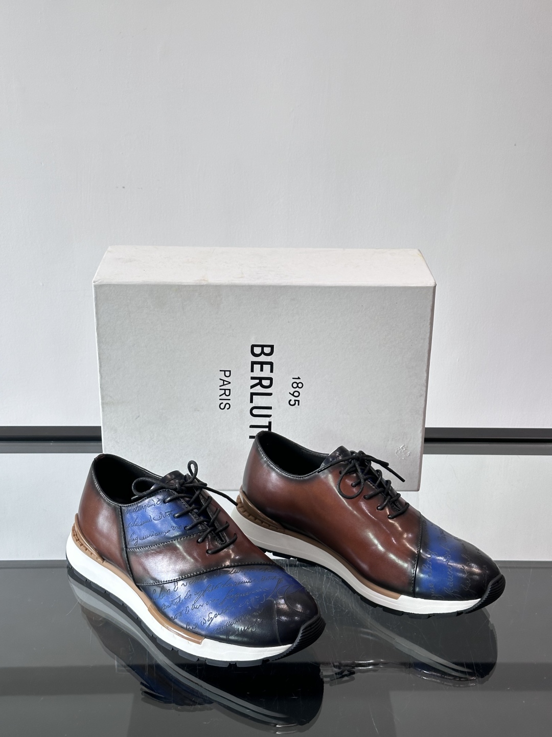 Berluti/布鲁提低帮休闲运动鞋 ，这款百搭的低帮运动鞋鞋面采用进口牛皮拼接打造，外侧饰有scrit