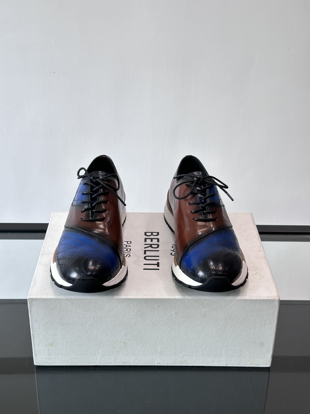 Berluti/布鲁提低帮休闲运动鞋 ，这款百搭的低帮运动鞋鞋面采用进口牛皮拼接打造，外侧饰有scrit