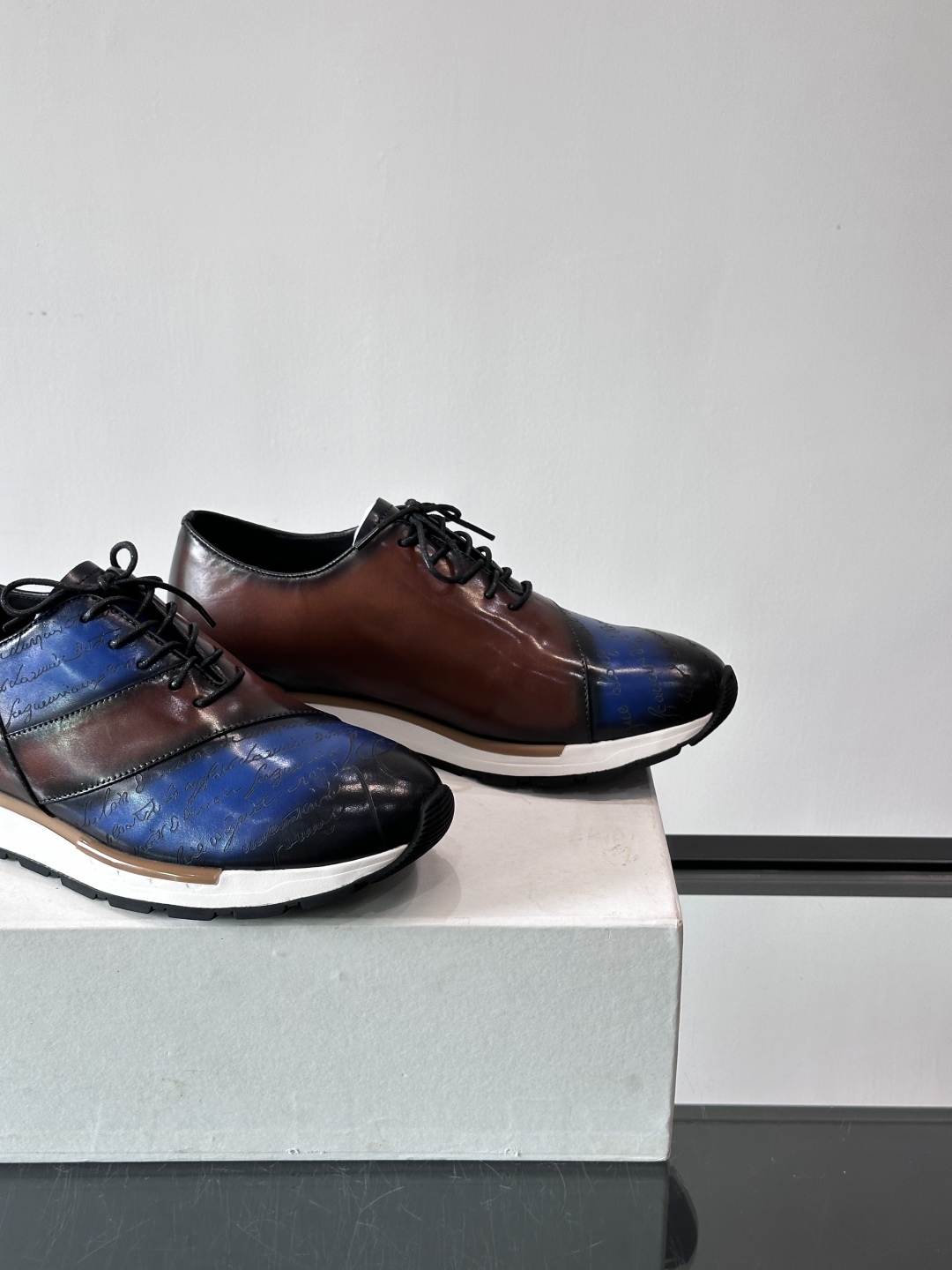 Berluti/布鲁提低帮休闲运动鞋 ，这款百搭的低帮运动鞋鞋面采用进口牛皮拼接打造，外侧饰有scrit