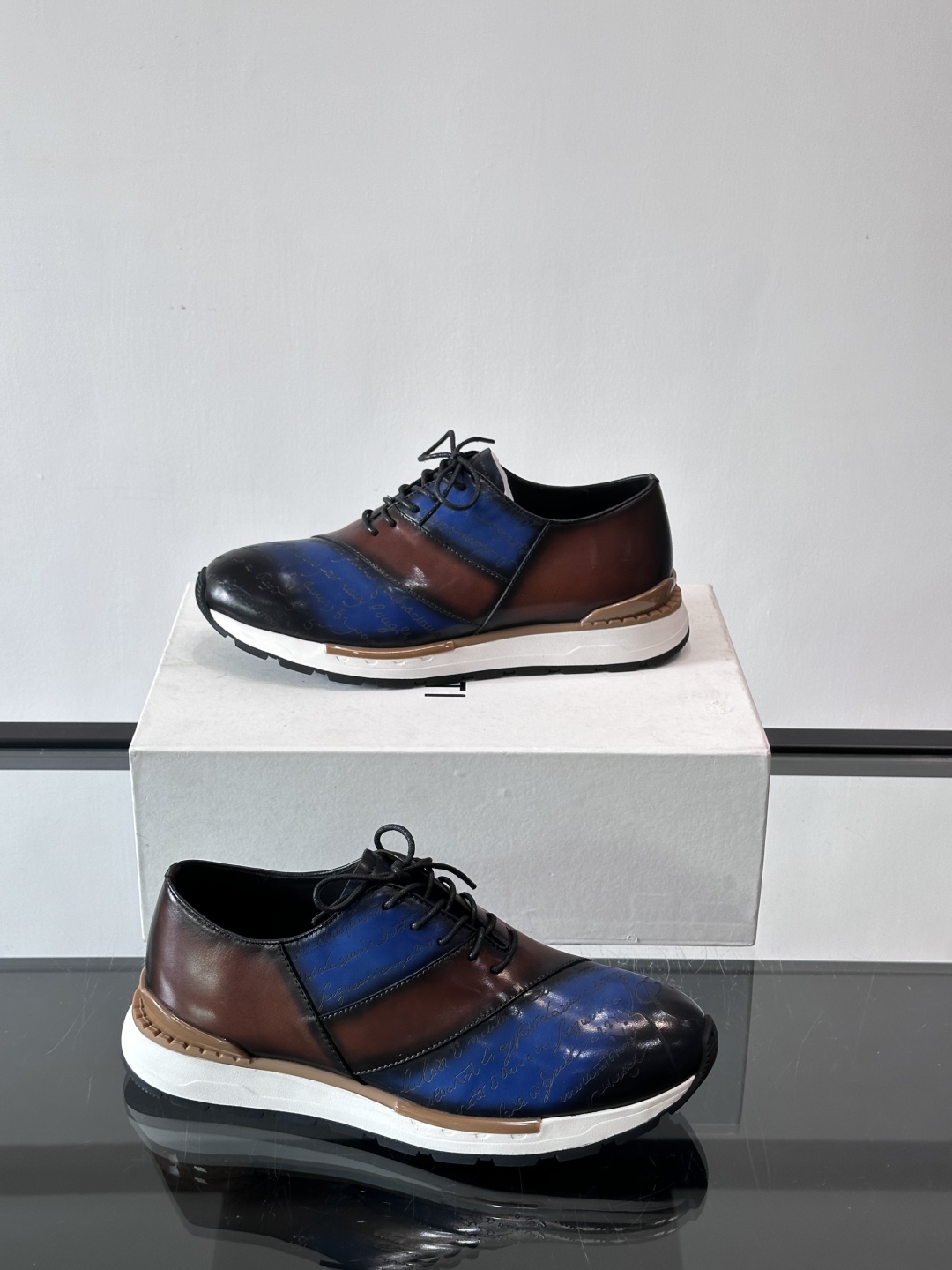Berluti/布鲁提低帮休闲运动鞋 ，这款百搭的低帮运动鞋鞋面采用进口牛皮拼接打造，外侧饰有scrit