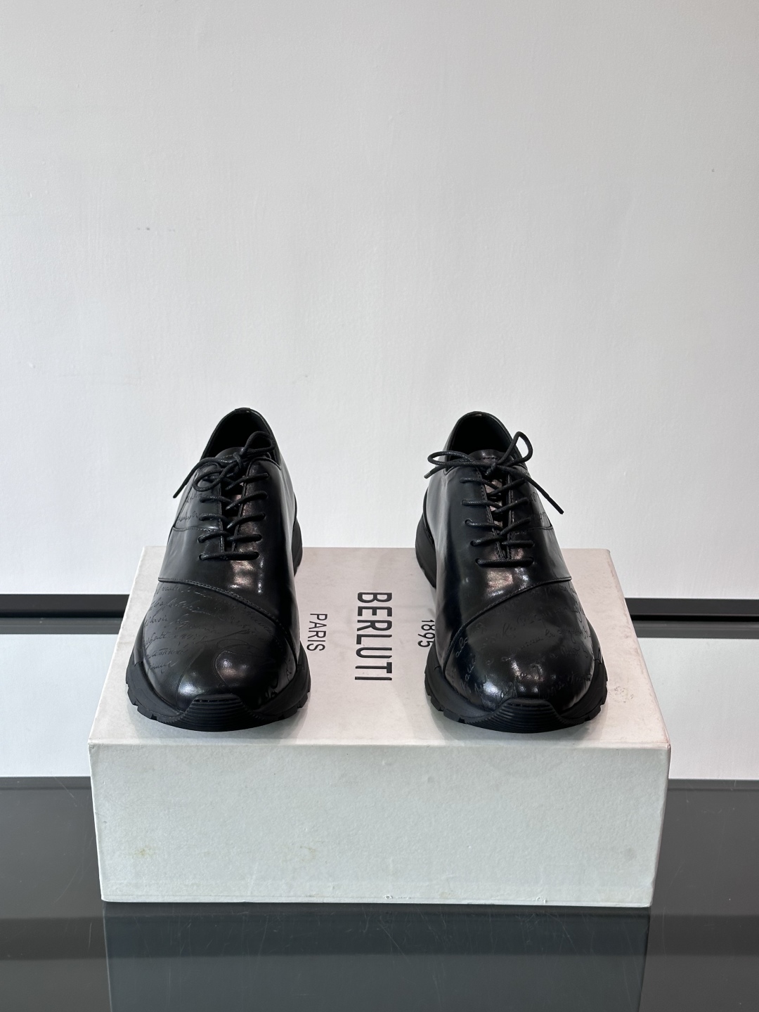 Berluti/布鲁提低帮休闲运动鞋 ，这款百搭的低帮运动鞋鞋面采用进口牛皮拼接打造，外侧饰有scrit