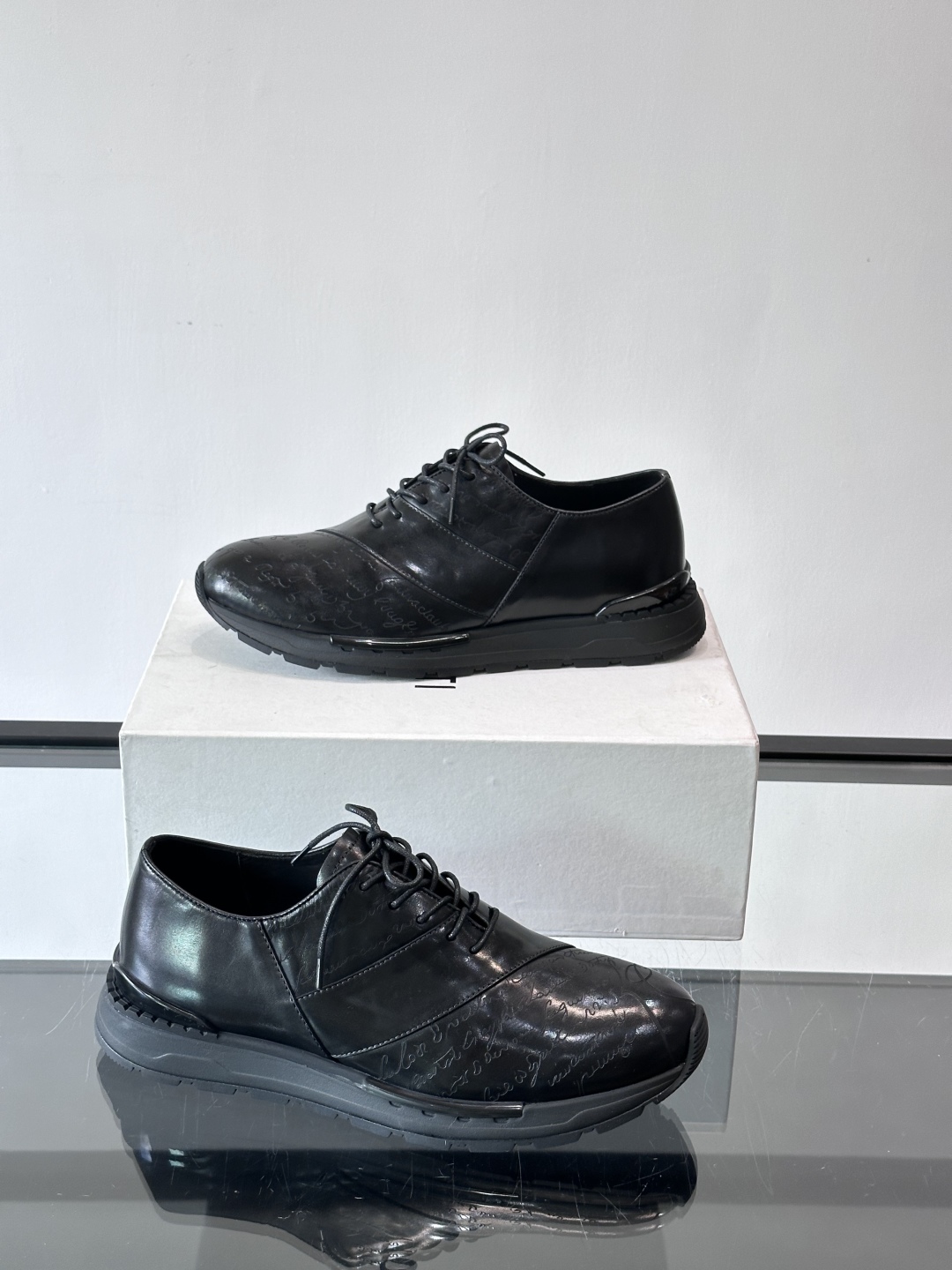 Berluti/布鲁提低帮休闲运动鞋 ，这款百搭的低帮运动鞋鞋面采用进口牛皮拼接打造，外侧饰有scrit