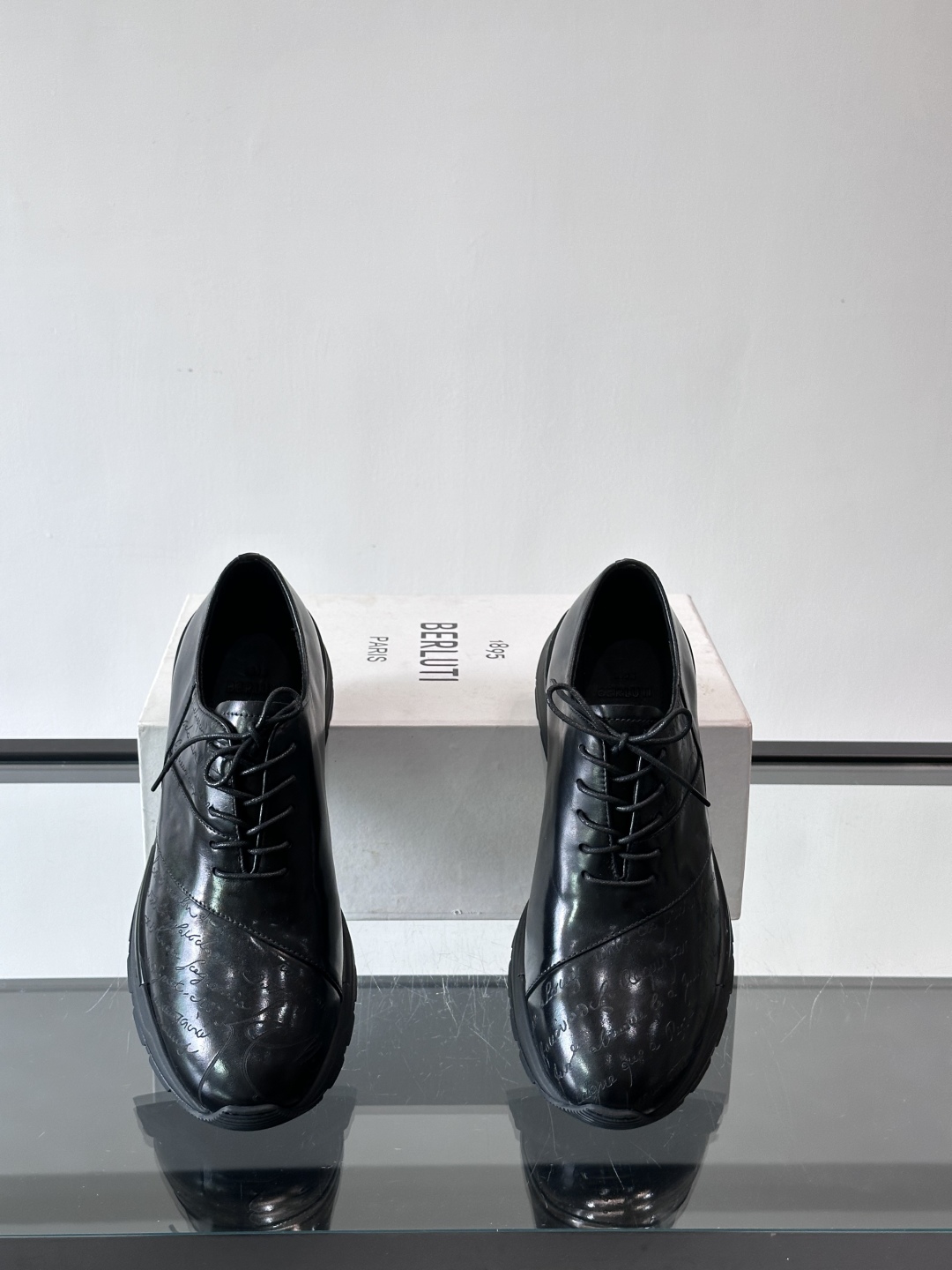 Berluti/布鲁提低帮休闲运动鞋 ，这款百搭的低帮运动鞋鞋面采用进口牛皮拼接打造，外侧饰有scrit