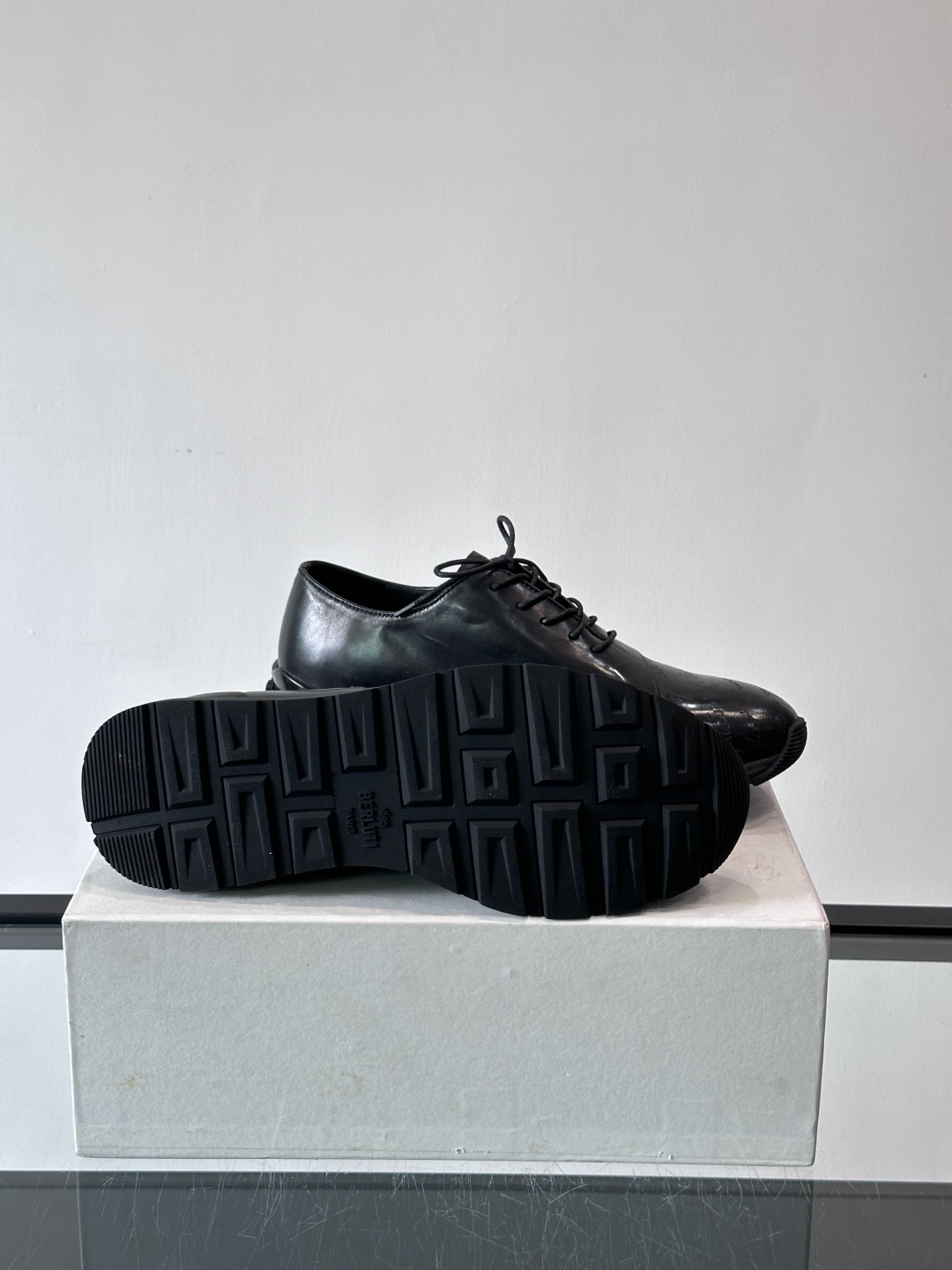 Berluti/布鲁提低帮休闲运动鞋 ，这款百搭的低帮运动鞋鞋面采用进口牛皮拼接打造，外侧饰有scrit