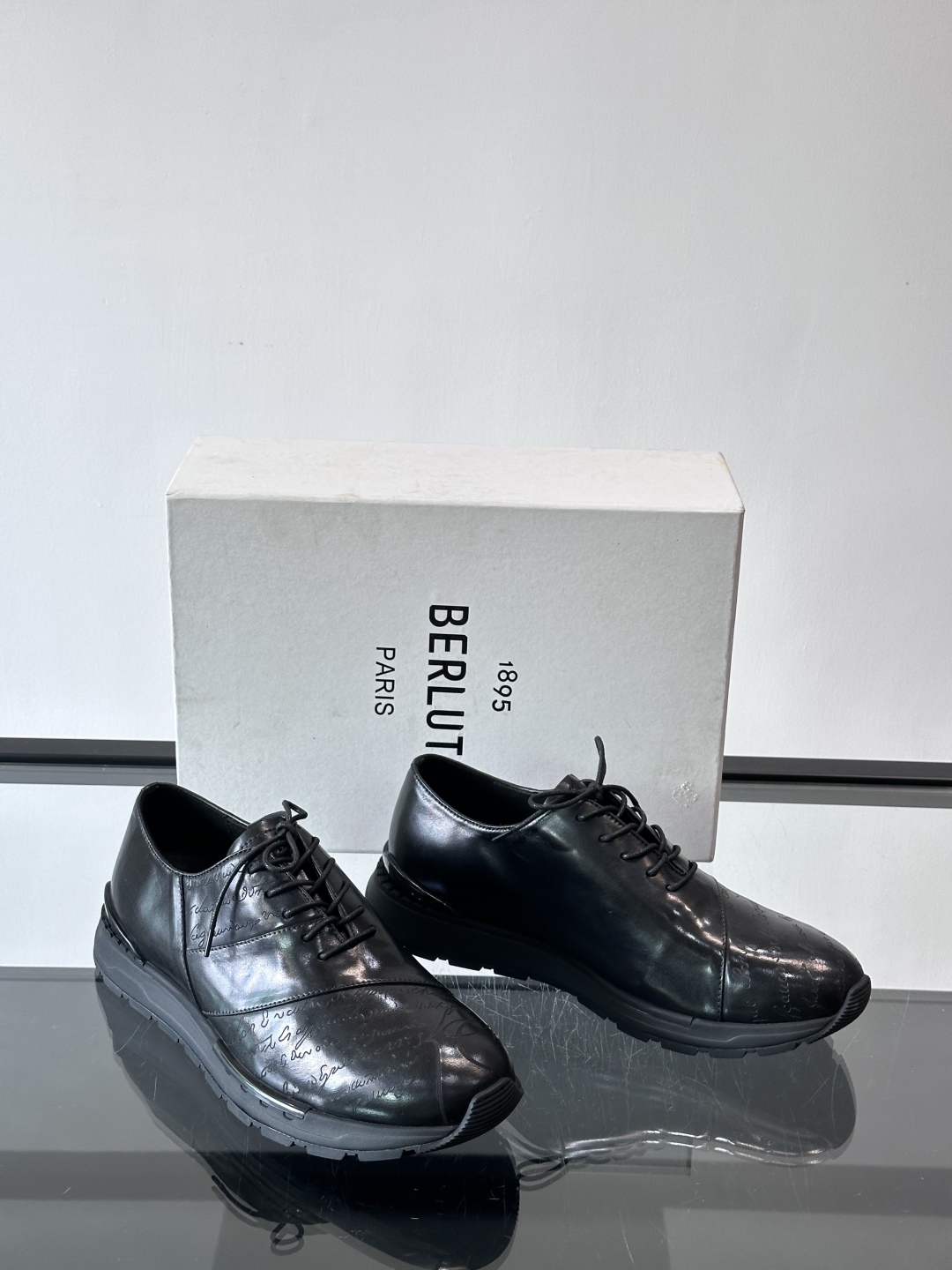 Berluti/布鲁提低帮休闲运动鞋 ，这款百搭的低帮运动鞋鞋面采用进口牛皮拼接打造，外侧饰有scrit