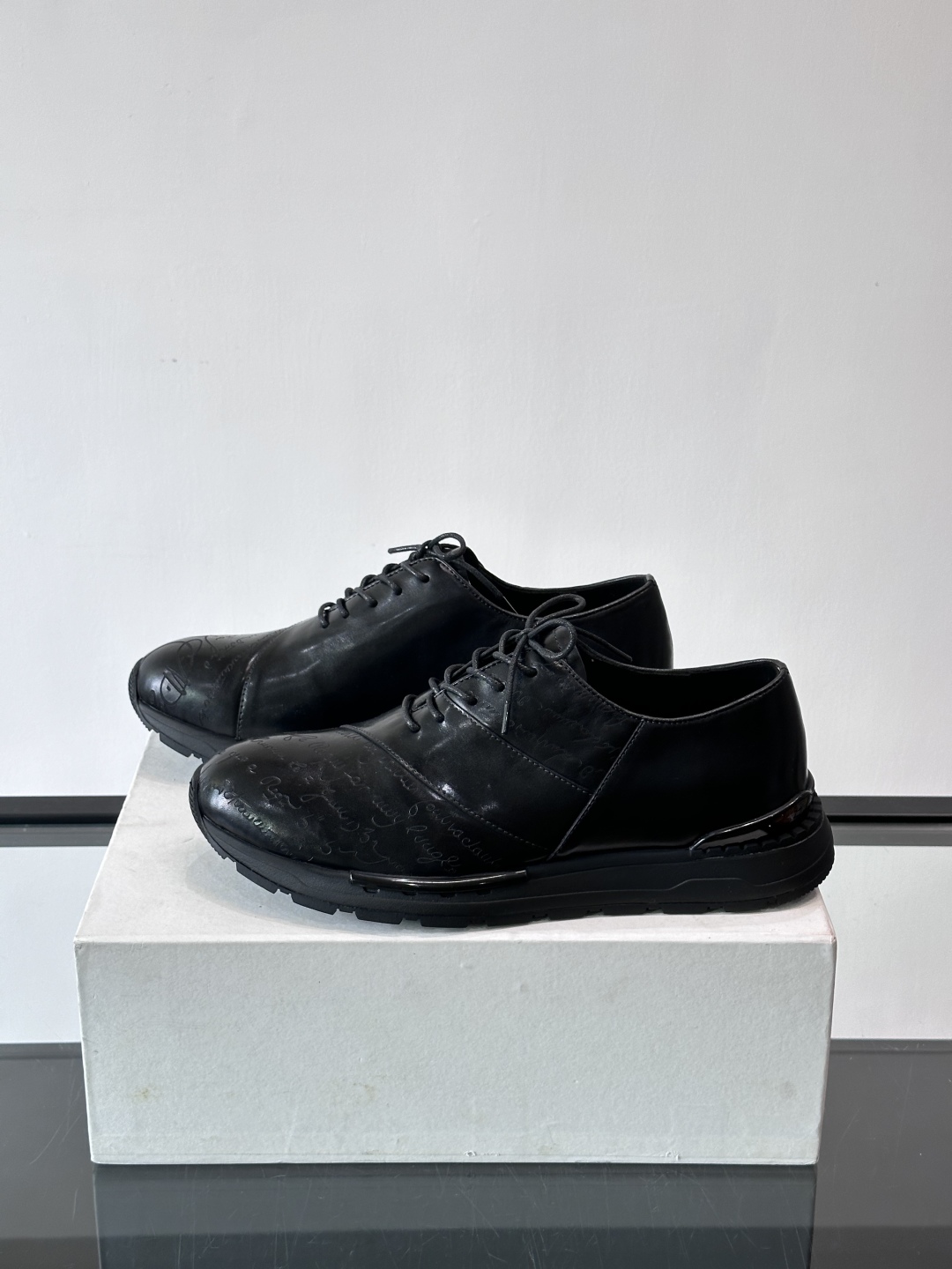 Berluti/布鲁提低帮休闲运动鞋 ，这款百搭的低帮运动鞋鞋面采用进口牛皮拼接打造，外侧饰有scrit