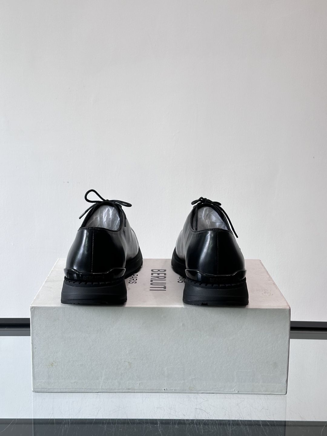 Berluti/布鲁提低帮休闲运动鞋 ，这款百搭的低帮运动鞋鞋面采用进口牛皮拼接打造，外侧饰有scrit