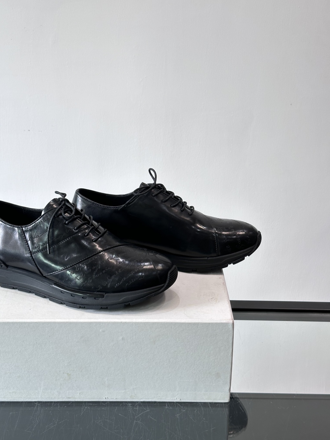 Berluti/布鲁提低帮休闲运动鞋 ，这款百搭的低帮运动鞋鞋面采用进口牛皮拼接打造，外侧饰有scrit