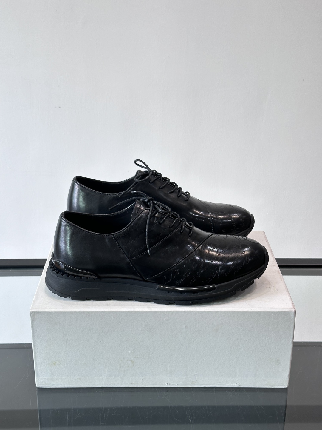 Berluti/布鲁提低帮休闲运动鞋 ，这款百搭的低帮运动鞋鞋面采用进口牛皮拼接打造，外侧饰有scrit