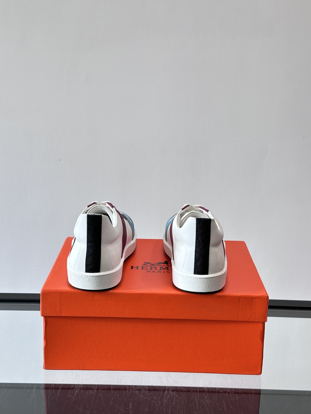 H家爱马仕Join系列休闲运动鞋 。鞋面采用小牛皮和EPsom小牛皮运动鞋，装饰撞色图案。打造休闲复古风