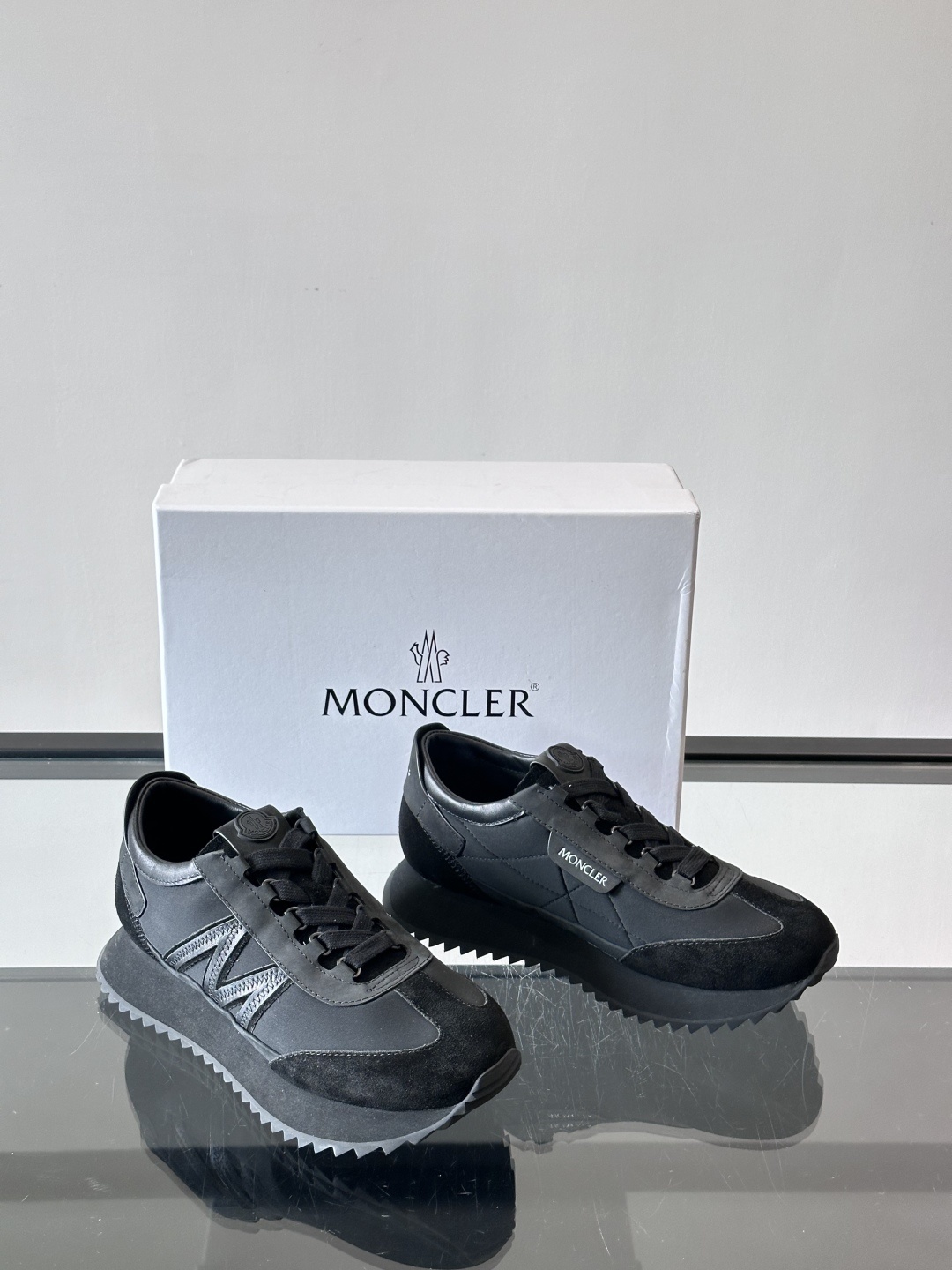 Moncler/盟可睐 Pacey男士运动鞋出货,厚底百搭秋季新款运动鞋!Pacey织物和牛巴革运动鞋是