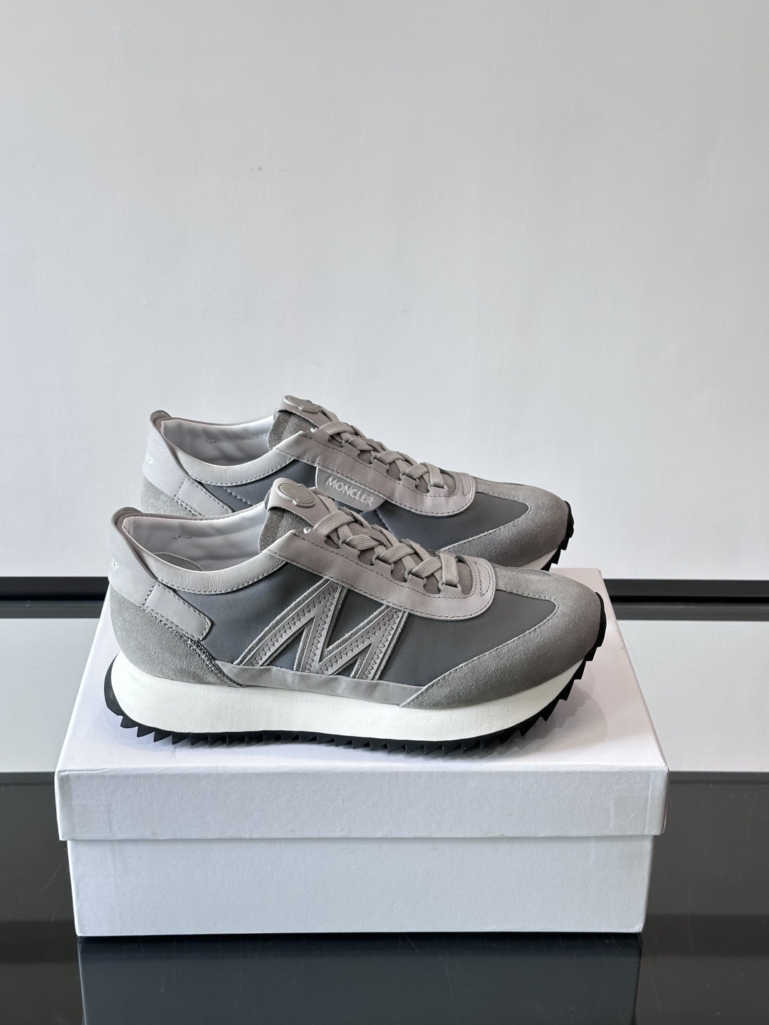 Moncler/盟可睐 Pacey男士运动鞋出货,厚底百搭秋季新款运动鞋!Pacey织物和牛巴革运动鞋是