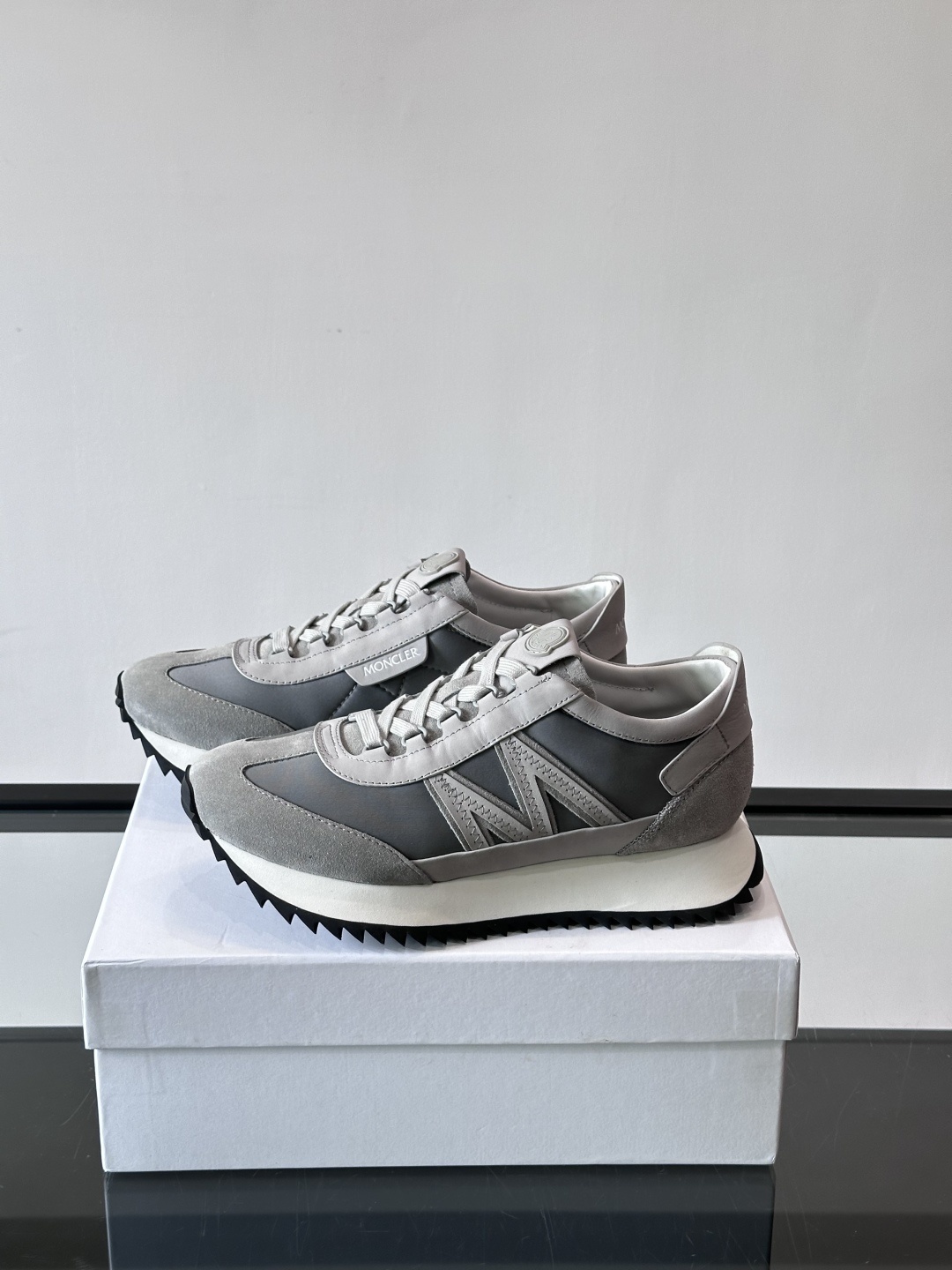 Moncler/盟可睐 Pacey男士运动鞋出货,厚底百搭秋季新款运动鞋!Pacey织物和牛巴革运动鞋是